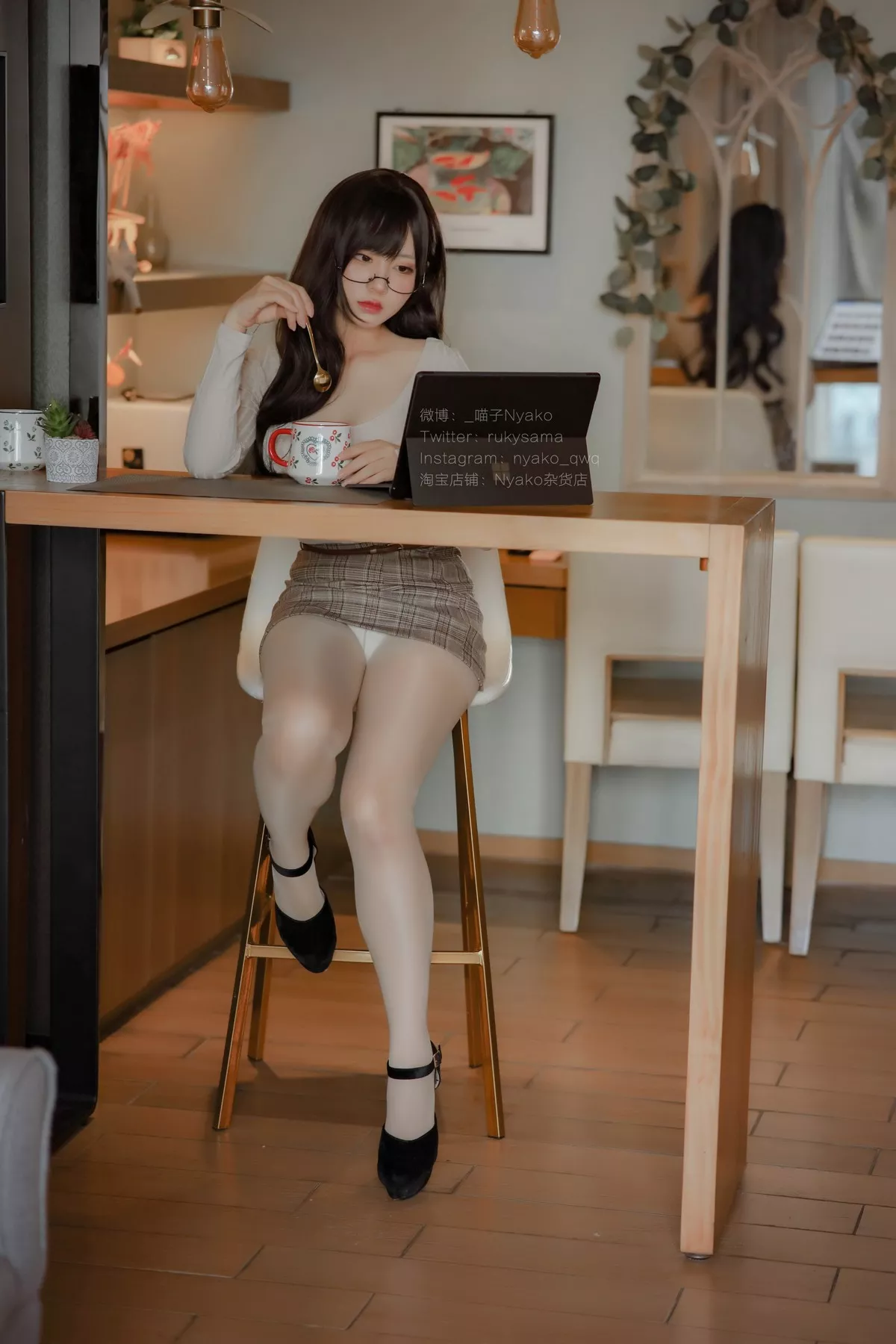 网络美女Nyako喵子人妻本主题紧身服饰配短裙半脱露豪乳遮点极致诱惑写真87P