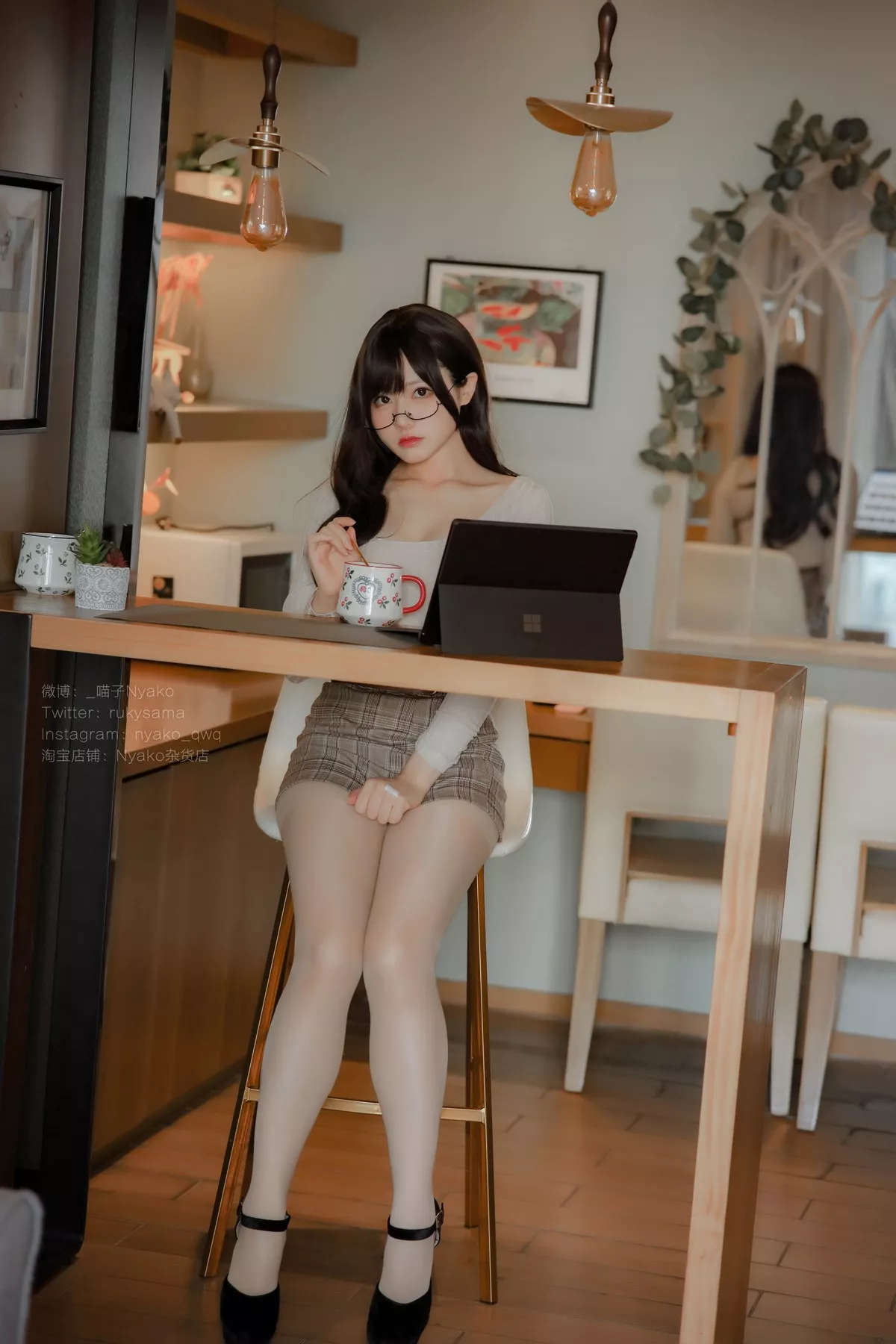 网络美女Nyako喵子人妻本主题紧身服饰配短裙半脱露豪乳遮点极致诱惑写真87P