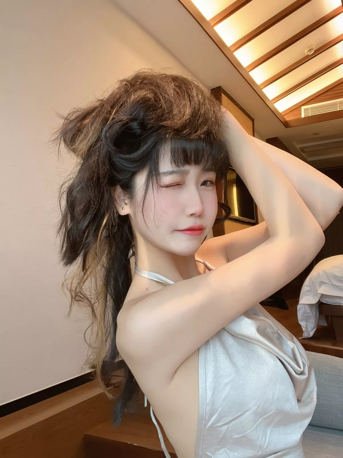 人气Coser不呆猫浴室人妻主题私房浴室性感服饰配超薄开档肉丝湿身诱惑写真42P