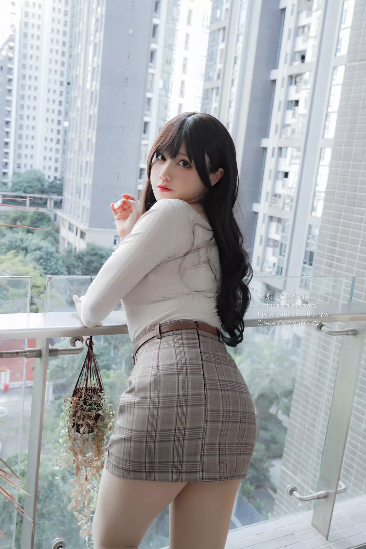 网络美女Nyako喵子人妻本主题紧身服饰配短裙半脱露豪乳遮点极致诱惑写真87P