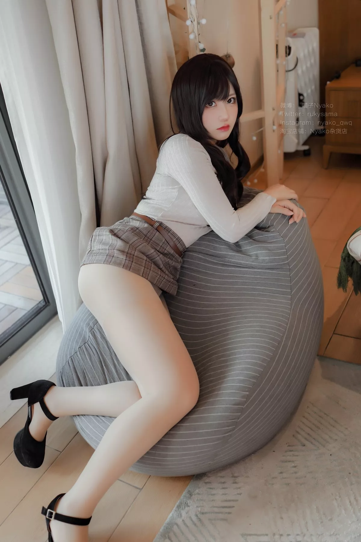 网络美女Nyako喵子人妻本主题紧身服饰配短裙半脱露豪乳遮点极致诱惑写真87P