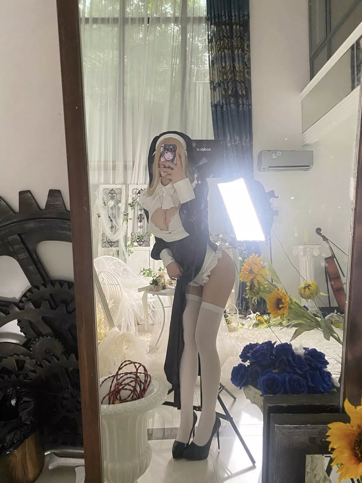 二次元妹子抱走莫子aa生日特辑主题性感修女装扮半脱露豪乳豹纹遮点诱惑写真75P
