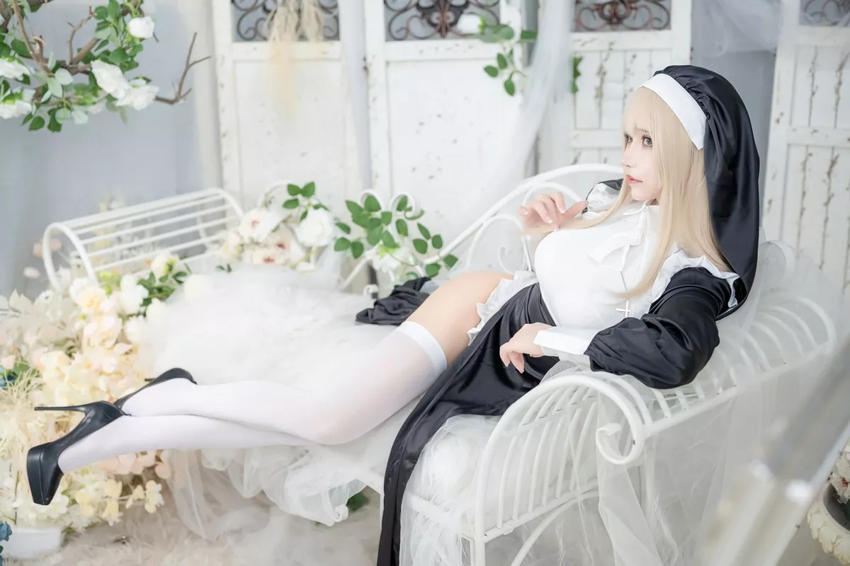 二次元妹子抱走莫子aa生日特辑主题性感修女装扮半脱露豪乳豹纹遮点诱惑写真75P