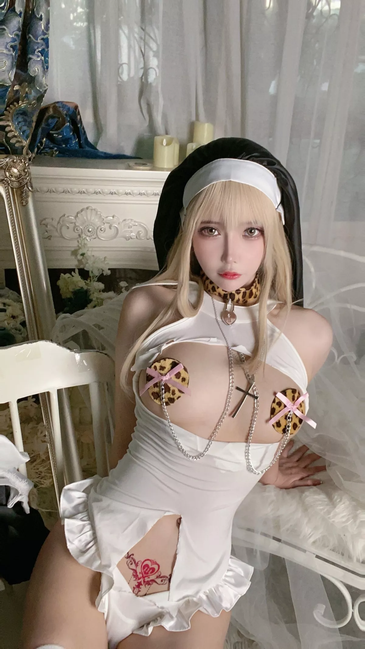 二次元妹子抱走莫子aa生日特辑主题性感修女装扮半脱露豪乳豹纹遮点诱惑写真75P