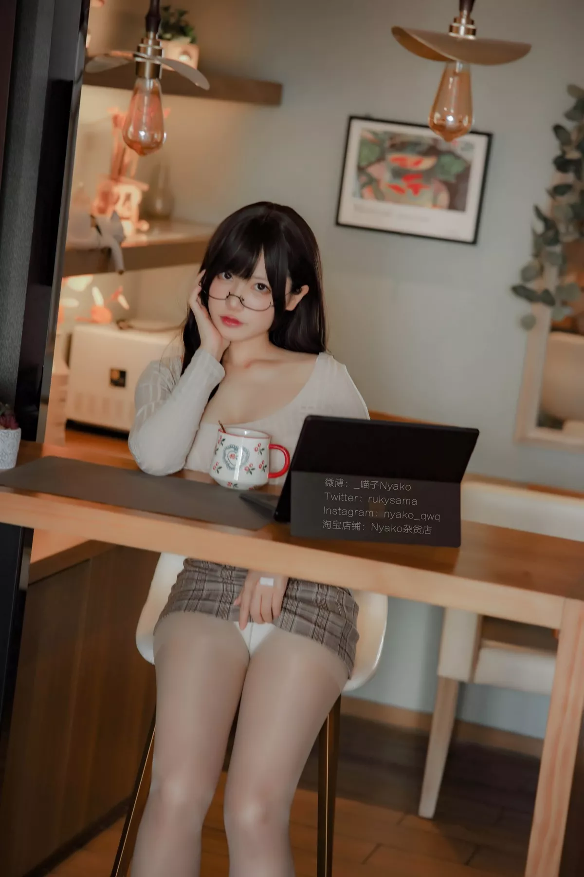 网络美女Nyako喵子人妻本主题紧身服饰配短裙半脱露豪乳遮点极致诱惑写真87P