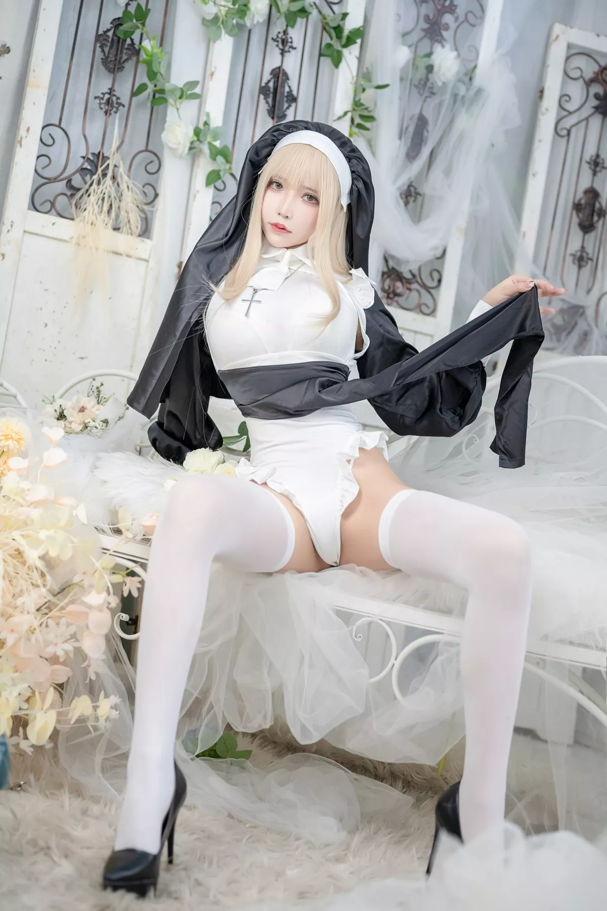 二次元妹子抱走莫子aa生日特辑主题性感修女装扮半脱露豪乳豹纹遮点诱惑写真75P