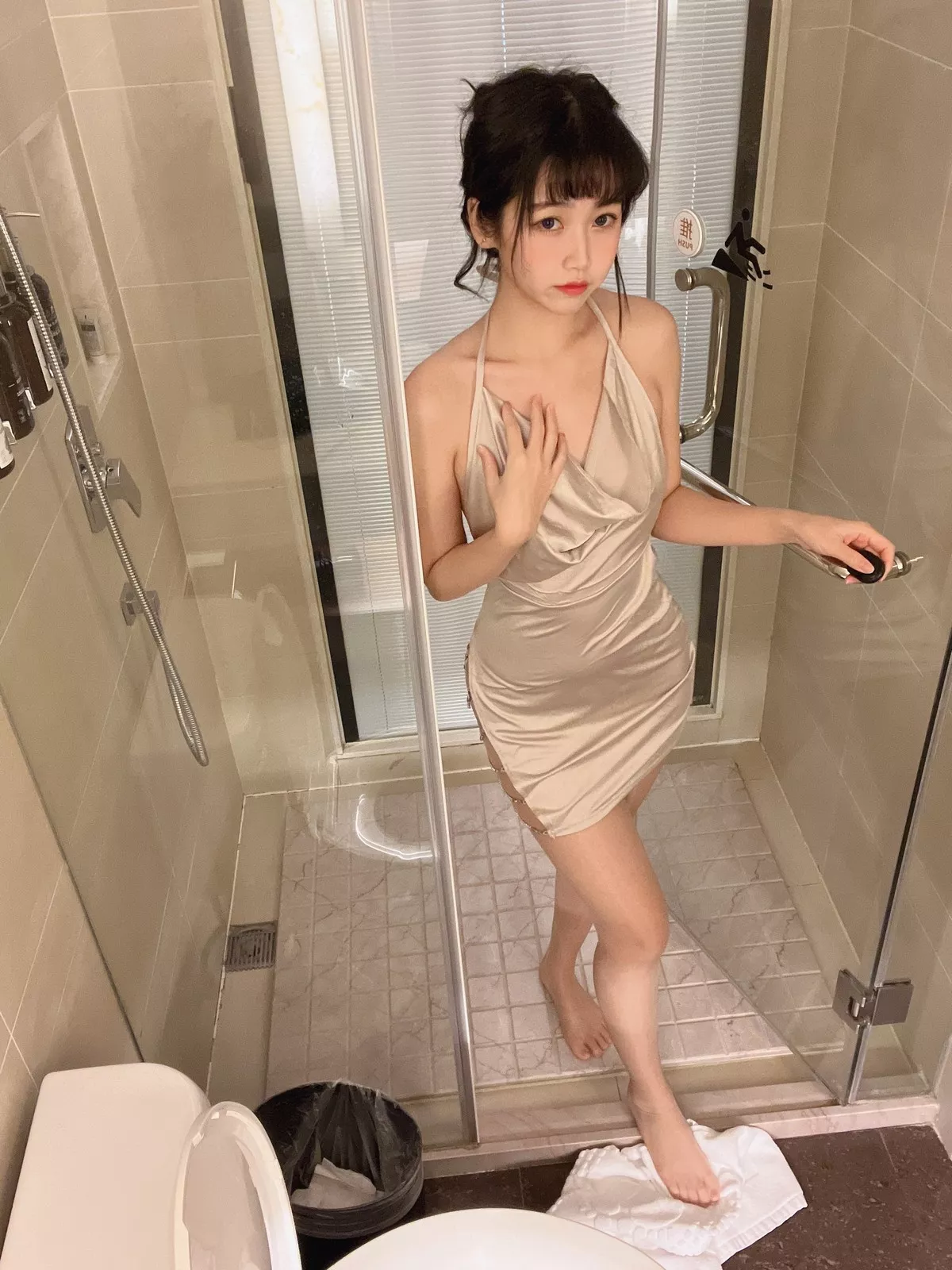 人气Coser不呆猫浴室人妻主题私房浴室性感服饰配超薄开档肉丝湿身诱惑写真42P