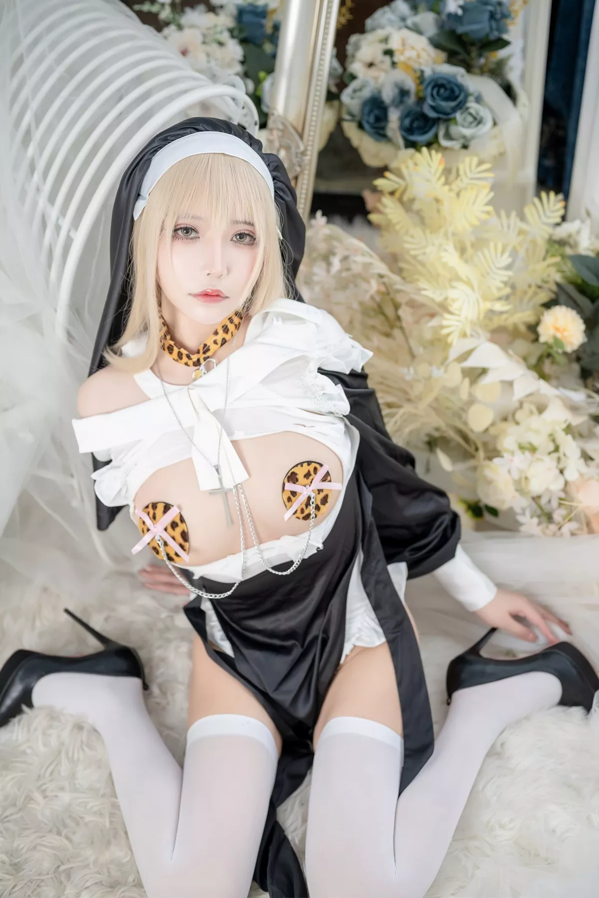 二次元妹子抱走莫子aa生日特辑主题性感修女装扮半脱露豪乳豹纹遮点诱惑写真75P