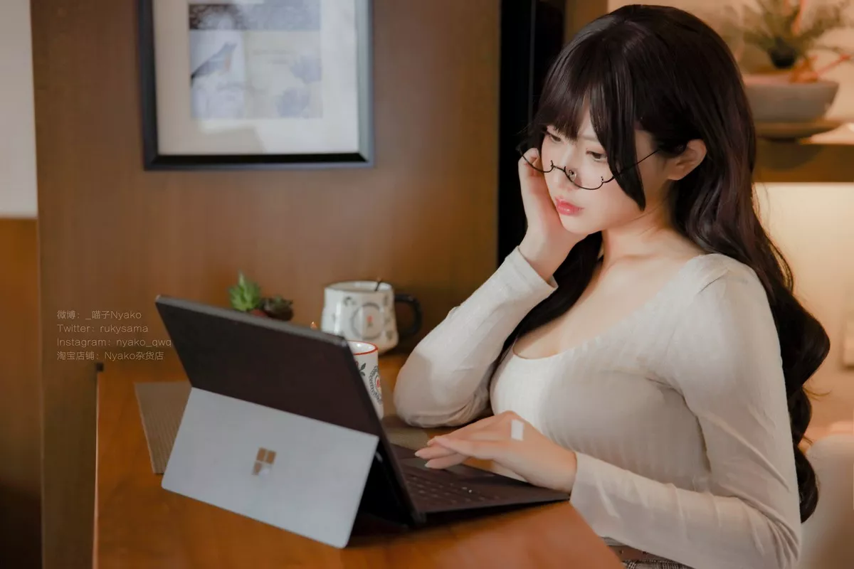 网络美女Nyako喵子人妻本主题紧身服饰配短裙半脱露豪乳遮点极致诱惑写真87P
