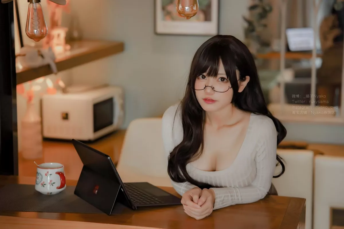 网络美女Nyako喵子人妻本主题紧身服饰配短裙半脱露豪乳遮点极致诱惑写真87P