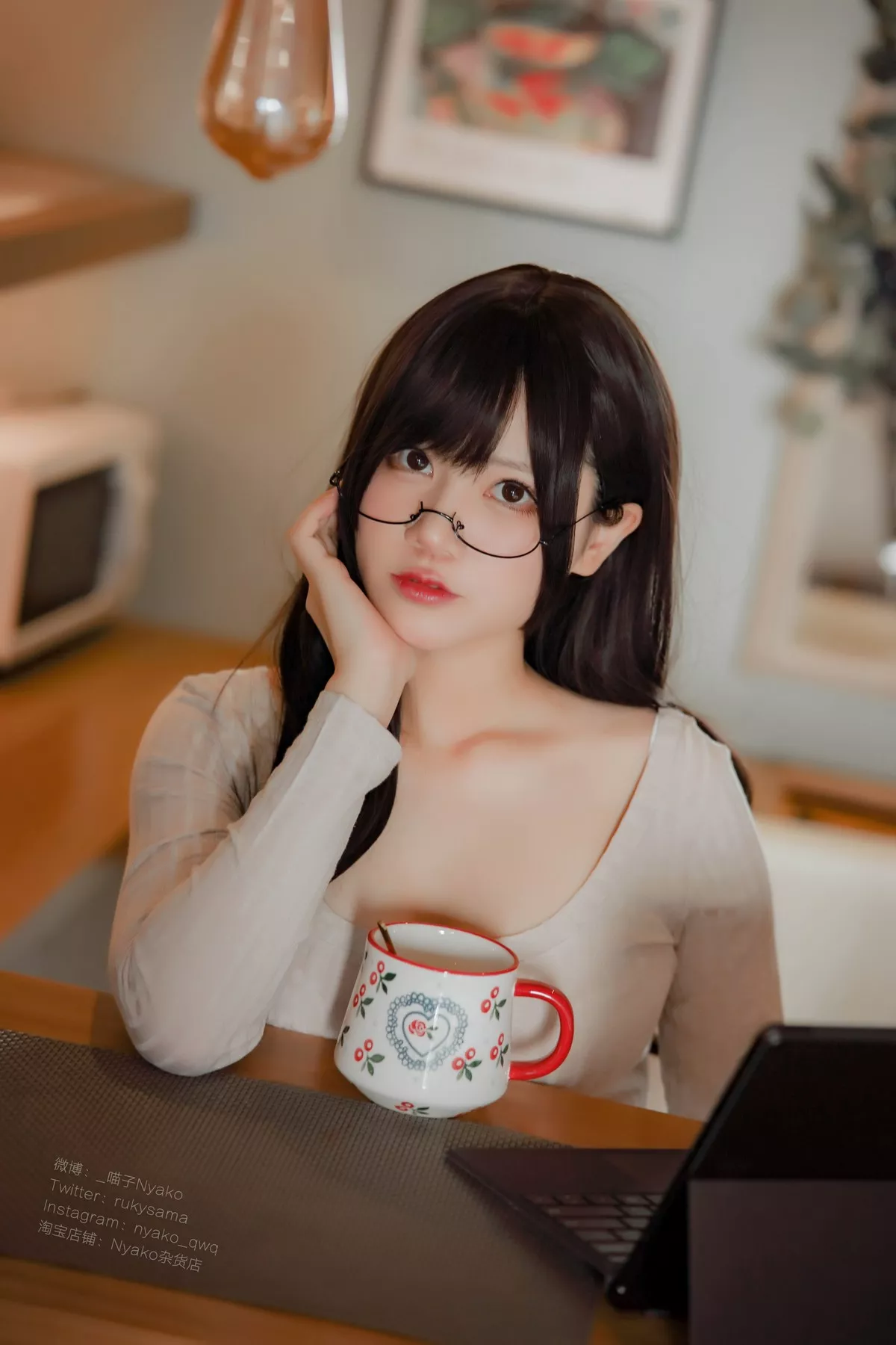 网络美女Nyako喵子人妻本主题紧身服饰配短裙半脱露豪乳遮点极致诱惑写真87P