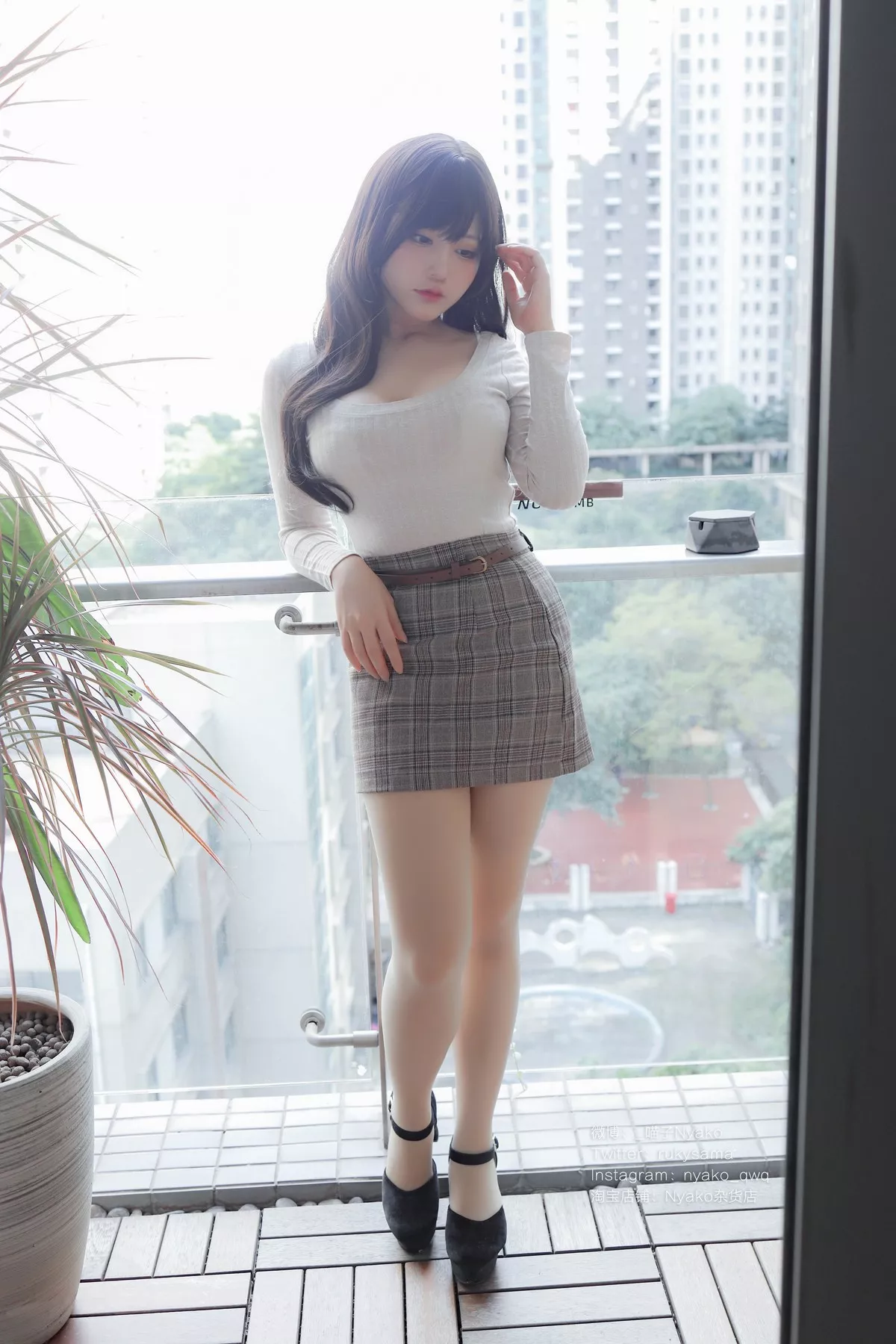 网络美女Nyako喵子人妻本主题紧身服饰配短裙半脱露豪乳遮点极致诱惑写真87P