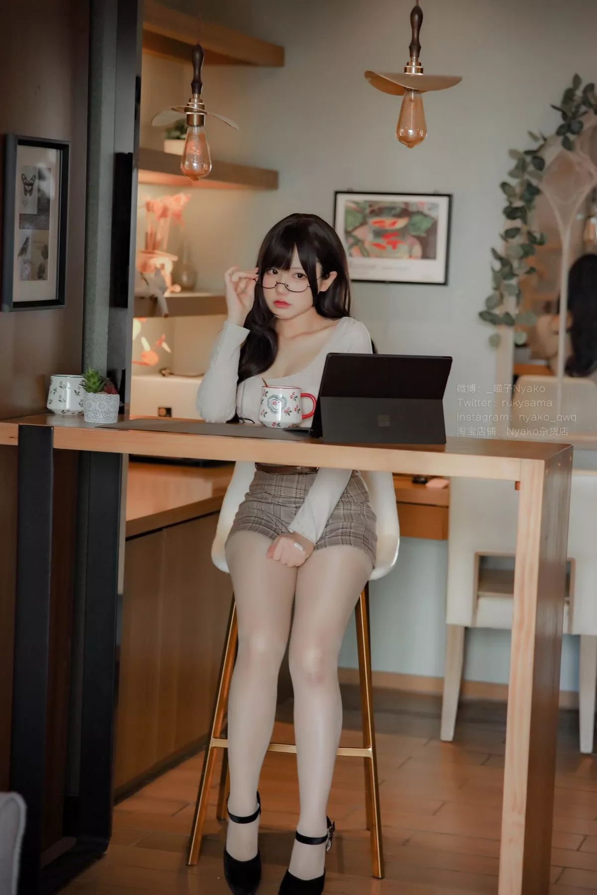 网络美女Nyako喵子人妻本主题紧身服饰配短裙半脱露豪乳遮点极致诱惑写真87P