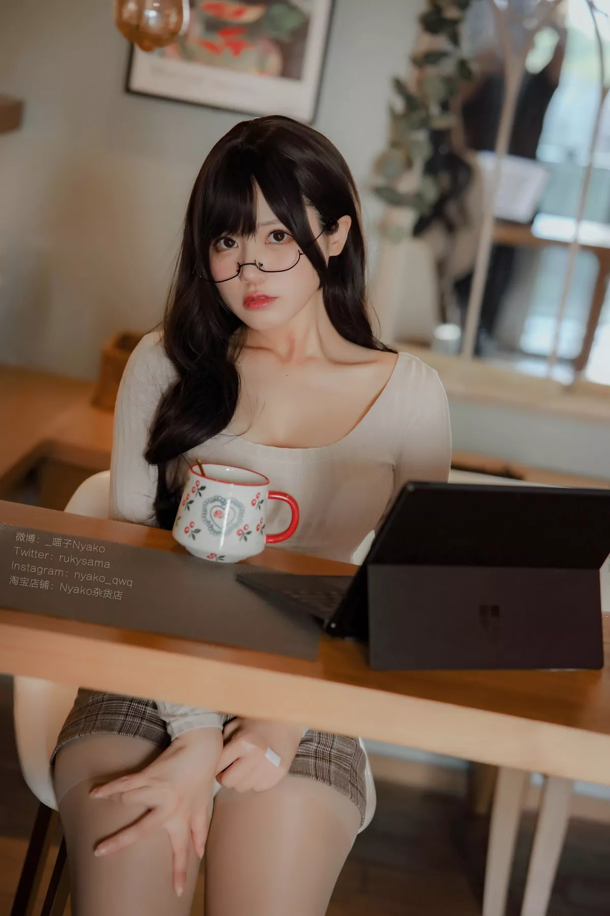 网络美女Nyako喵子人妻本主题紧身服饰配短裙半脱露豪乳遮点极致诱惑写真87P