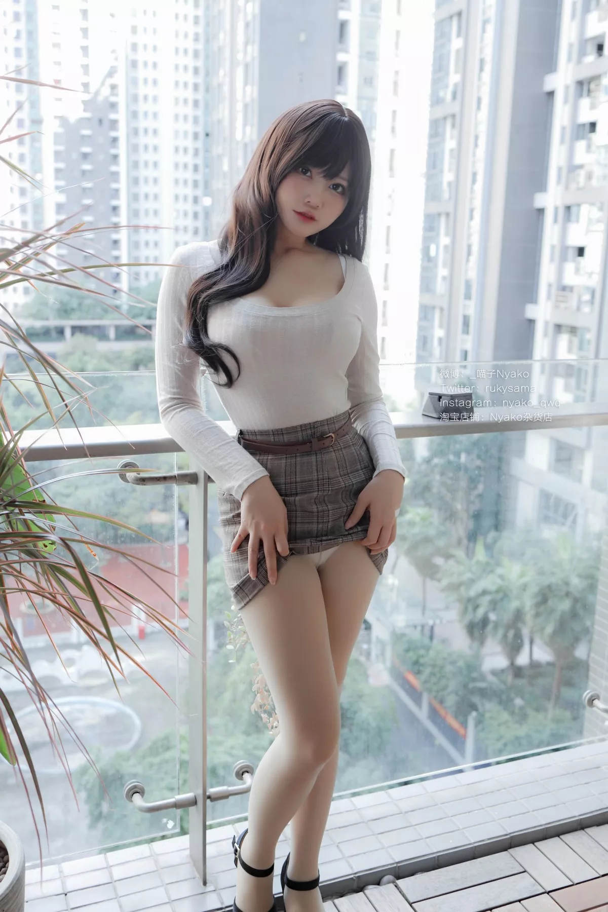 网络美女Nyako喵子人妻本主题紧身服饰配短裙半脱露豪乳遮点极致诱惑写真87P