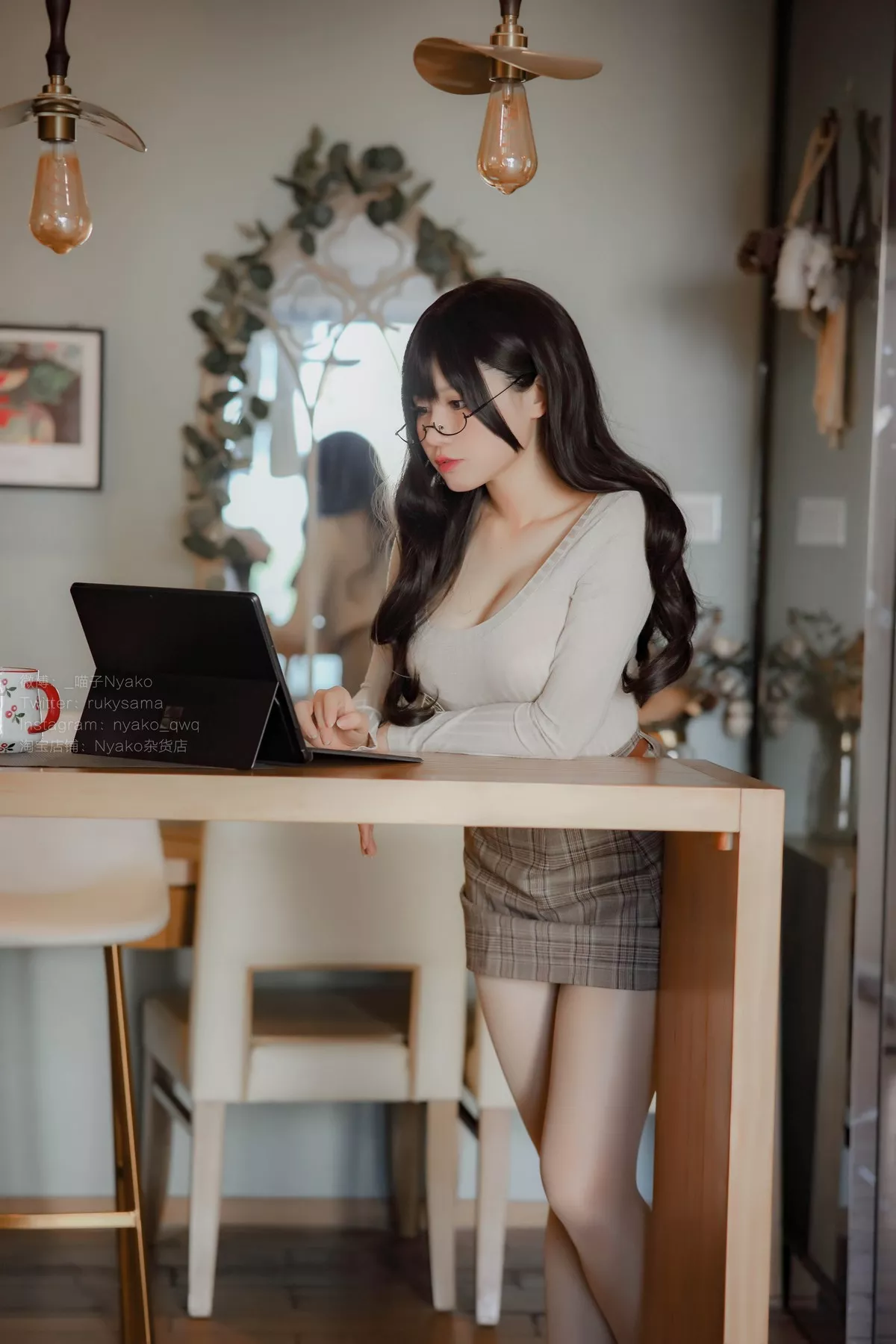 网络美女Nyako喵子人妻本主题紧身服饰配短裙半脱露豪乳遮点极致诱惑写真87P