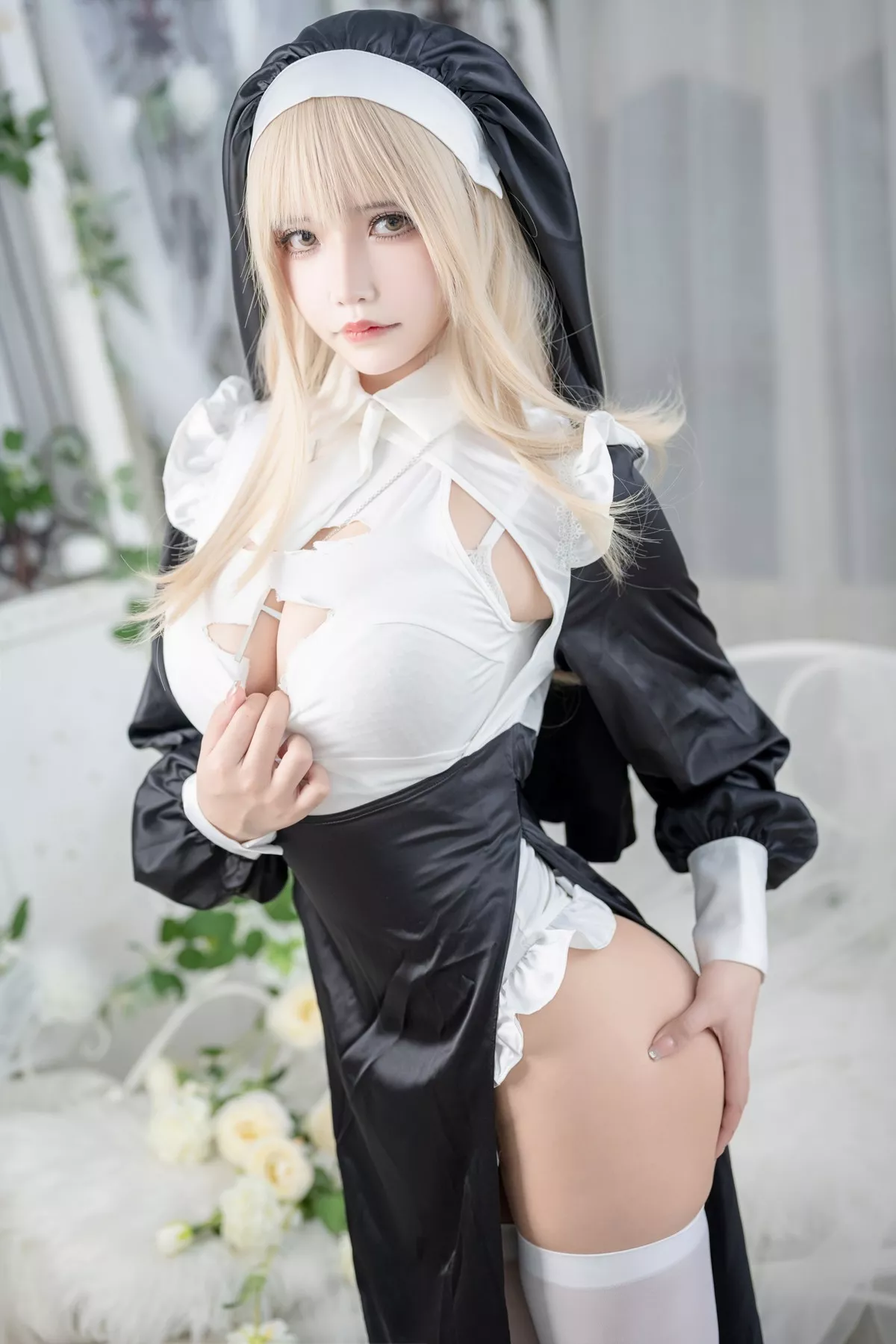 二次元妹子抱走莫子aa生日特辑主题性感修女装扮半脱露豪乳豹纹遮点诱惑写真75P