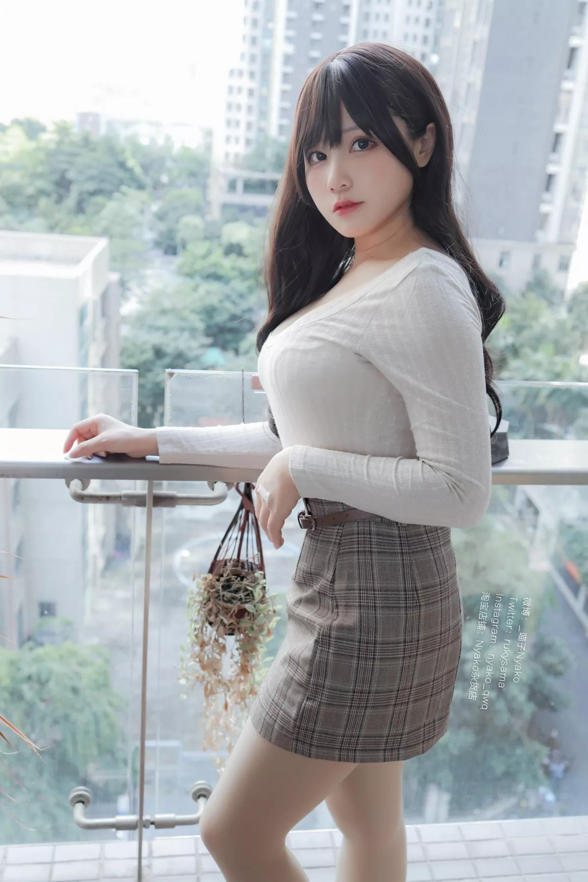 网络美女Nyako喵子人妻本主题紧身服饰配短裙半脱露豪乳遮点极致诱惑写真87P