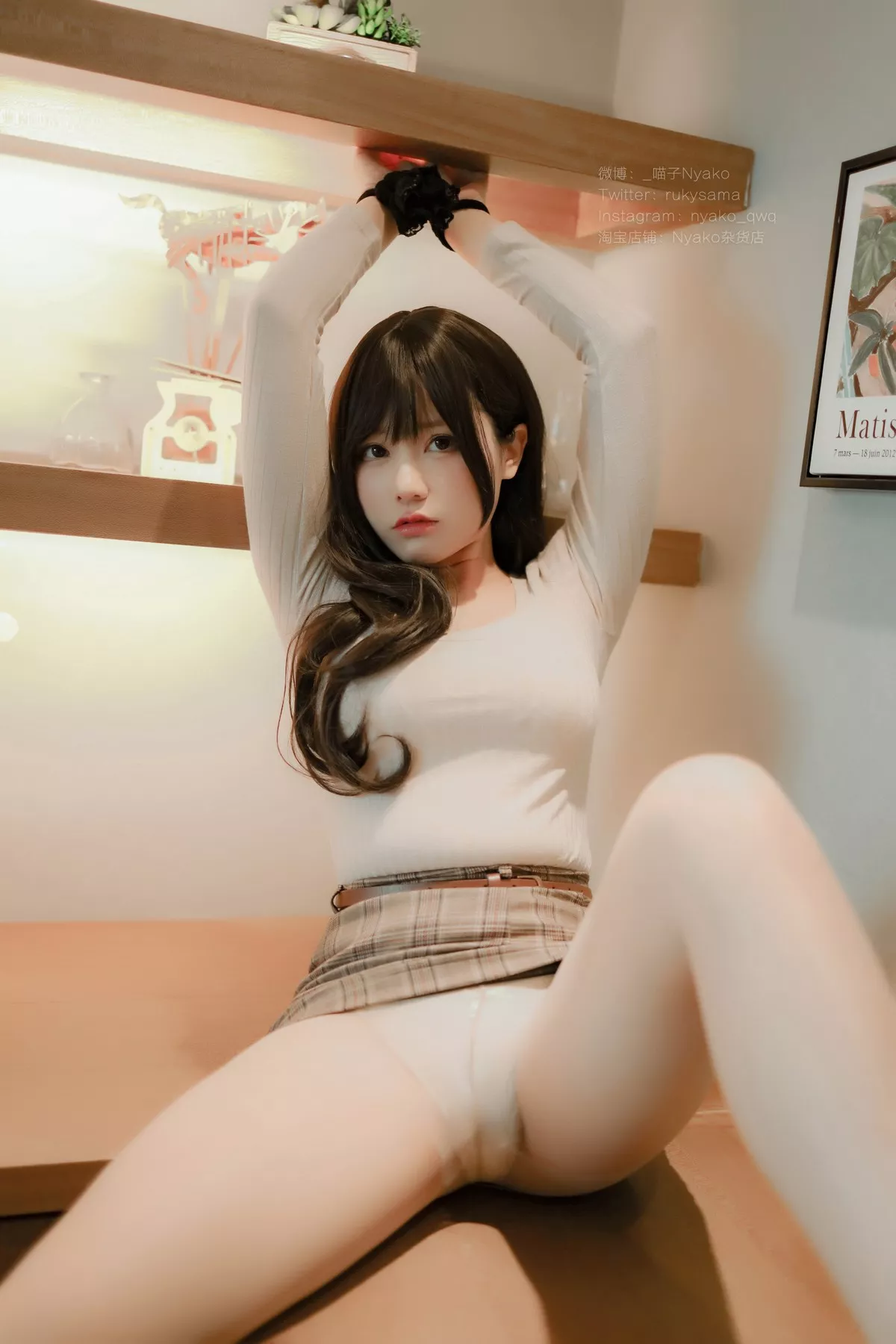 网络美女Nyako喵子人妻本主题紧身服饰配短裙半脱露豪乳遮点极致诱惑写真87P
