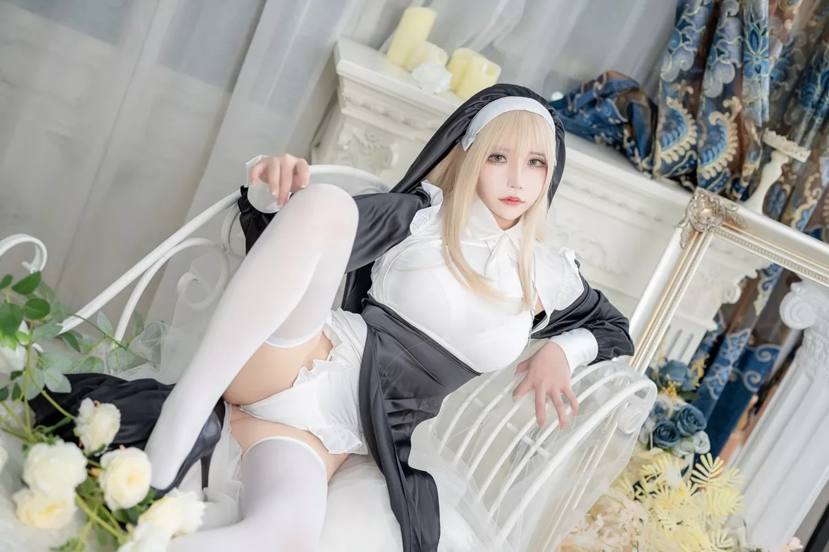 二次元妹子抱走莫子aa生日特辑主题性感修女装扮半脱露豪乳豹纹遮点诱惑写真75P