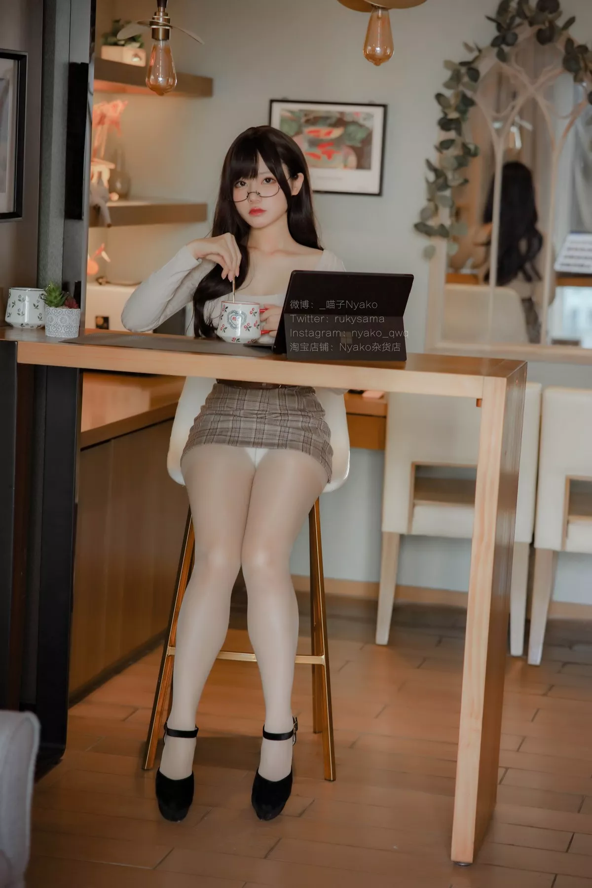 网络美女Nyako喵子人妻本主题紧身服饰配短裙半脱露豪乳遮点极致诱惑写真87P