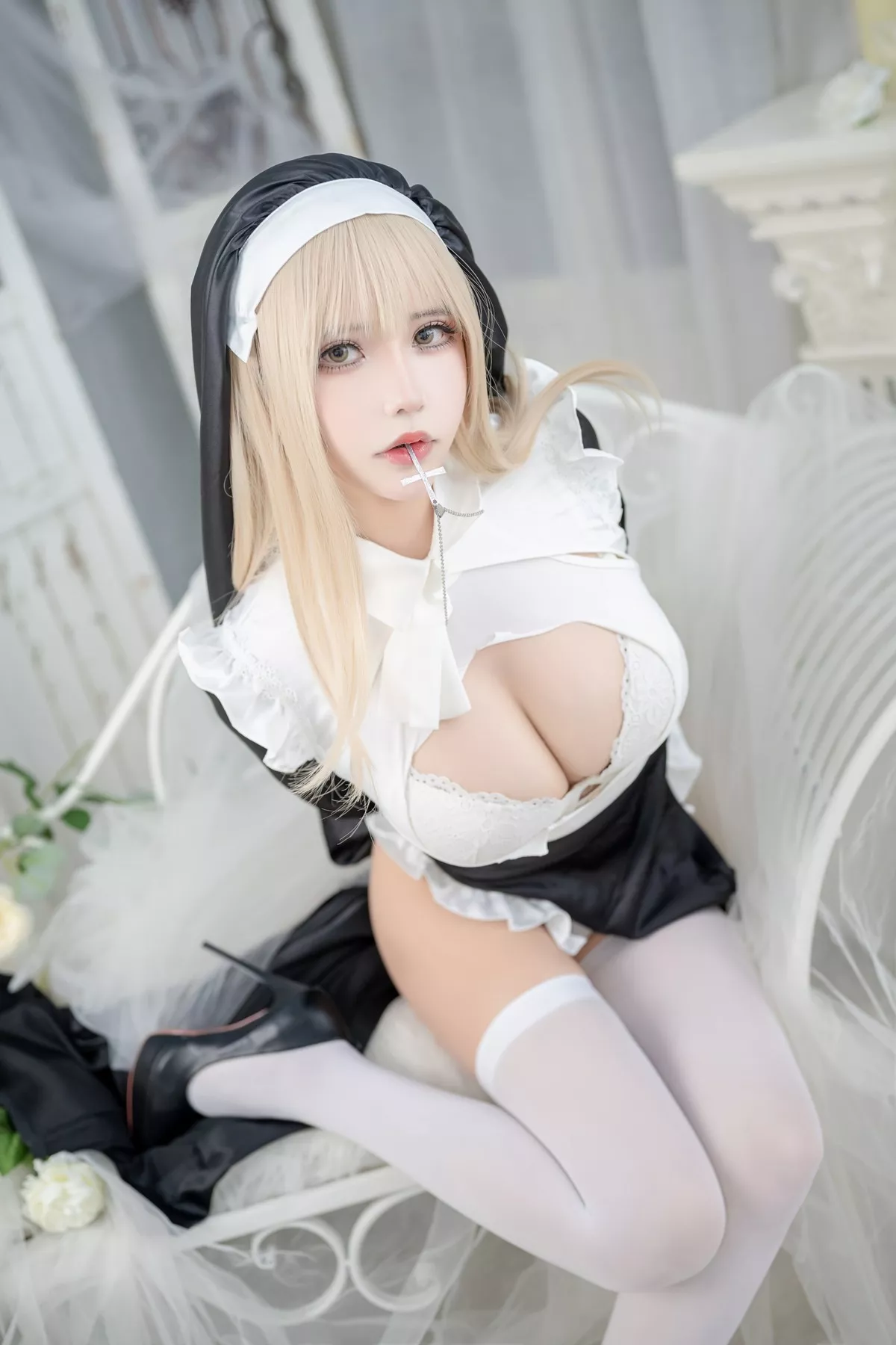 二次元妹子抱走莫子aa生日特辑主题性感修女装扮半脱露豪乳豹纹遮点诱惑写真75P