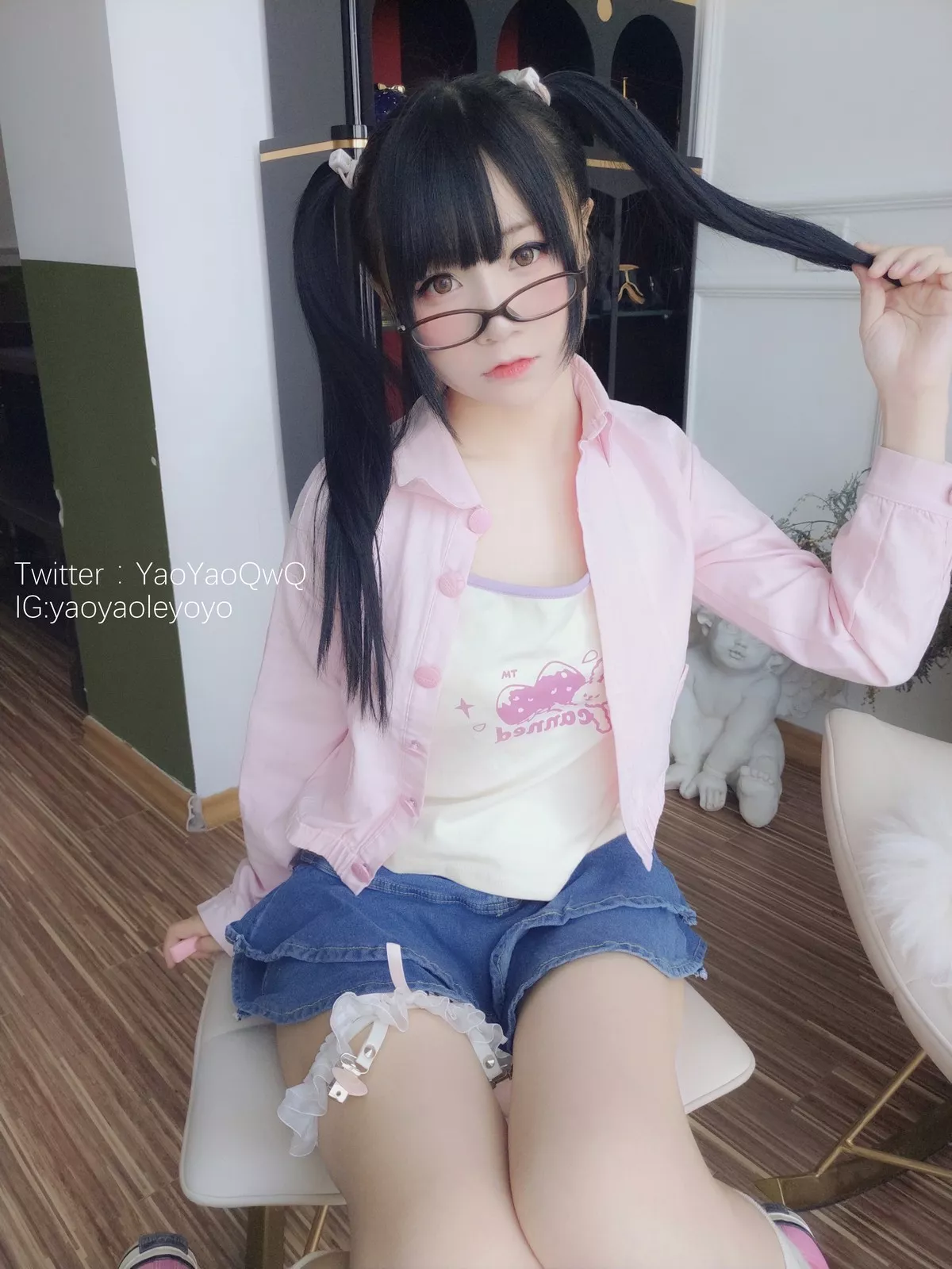 网络美女软妹摇摇乐一个人在家主题私房性感粉色外衣配牛仔短裙迷人诱惑写真85P