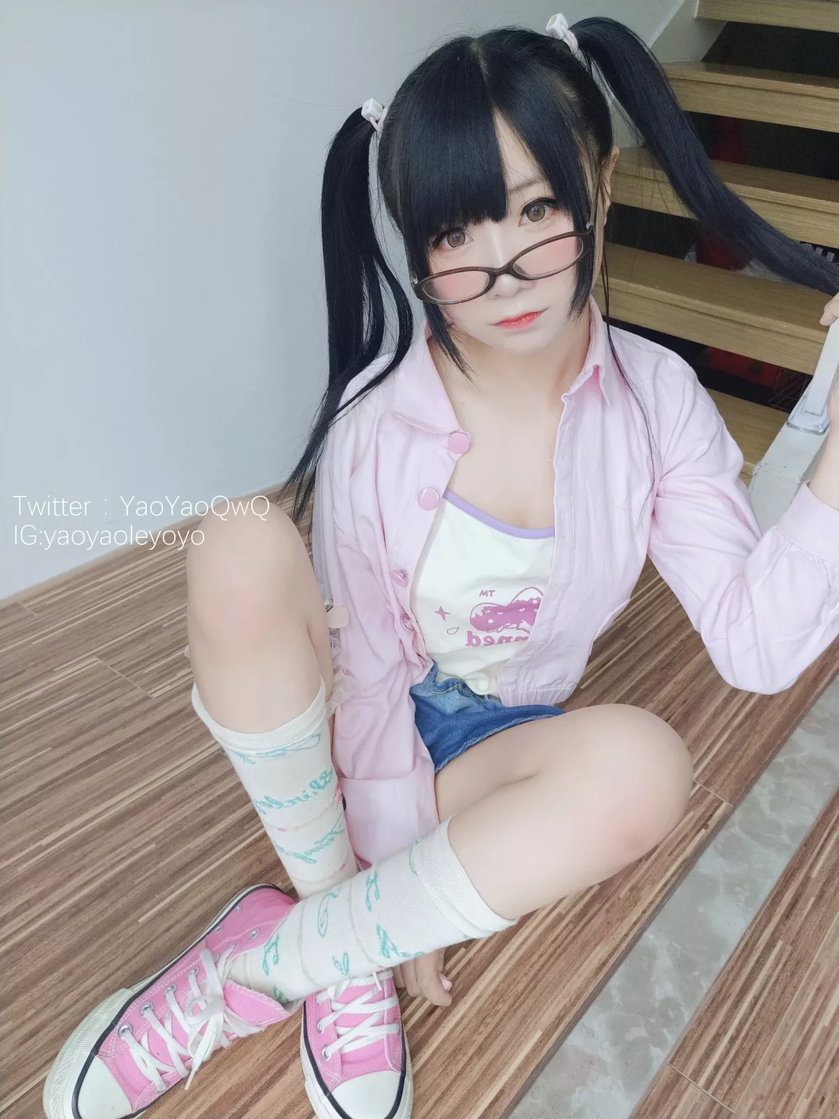 网络美女软妹摇摇乐一个人在家主题私房性感粉色外衣配牛仔短裙迷人诱惑写真85P