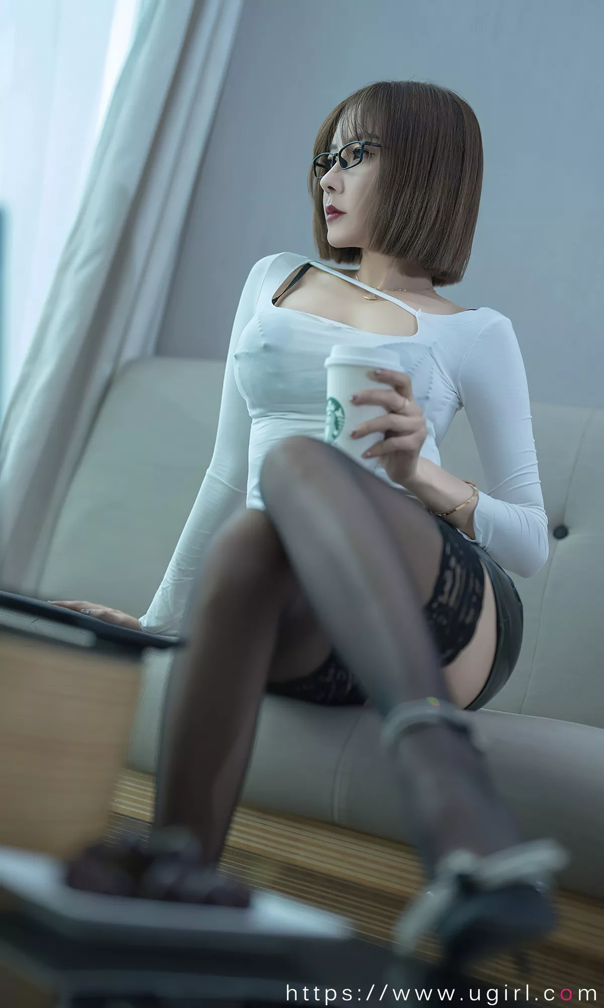 [Ugirls爱尤物]No.2389_模特果儿Victoria私房性感白T配黑短裙半脱露蕾丝内衣诱惑写真35P