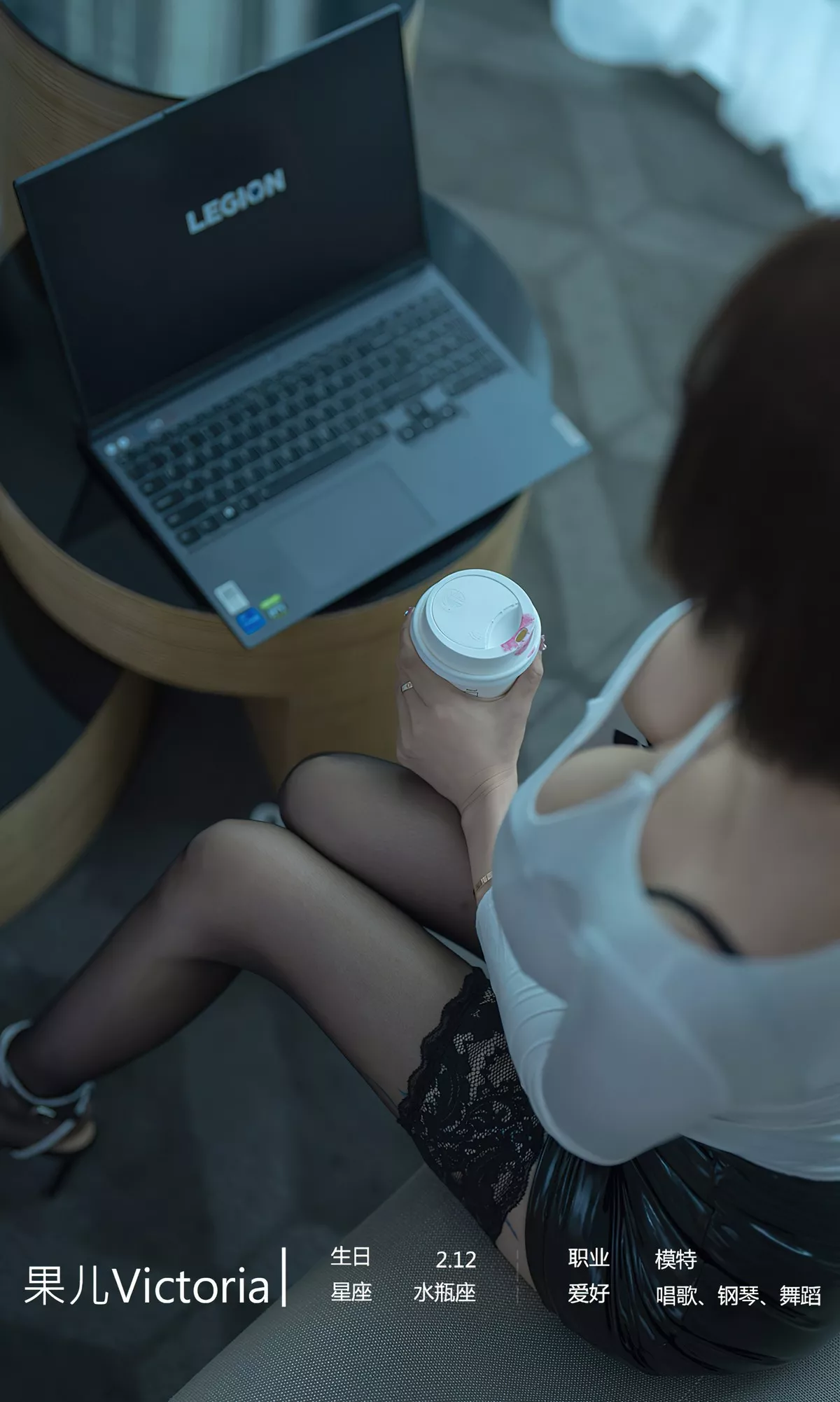 [Ugirls爱尤物]No.2389_模特果儿Victoria私房性感白T配黑短裙半脱露蕾丝内衣诱惑写真35P