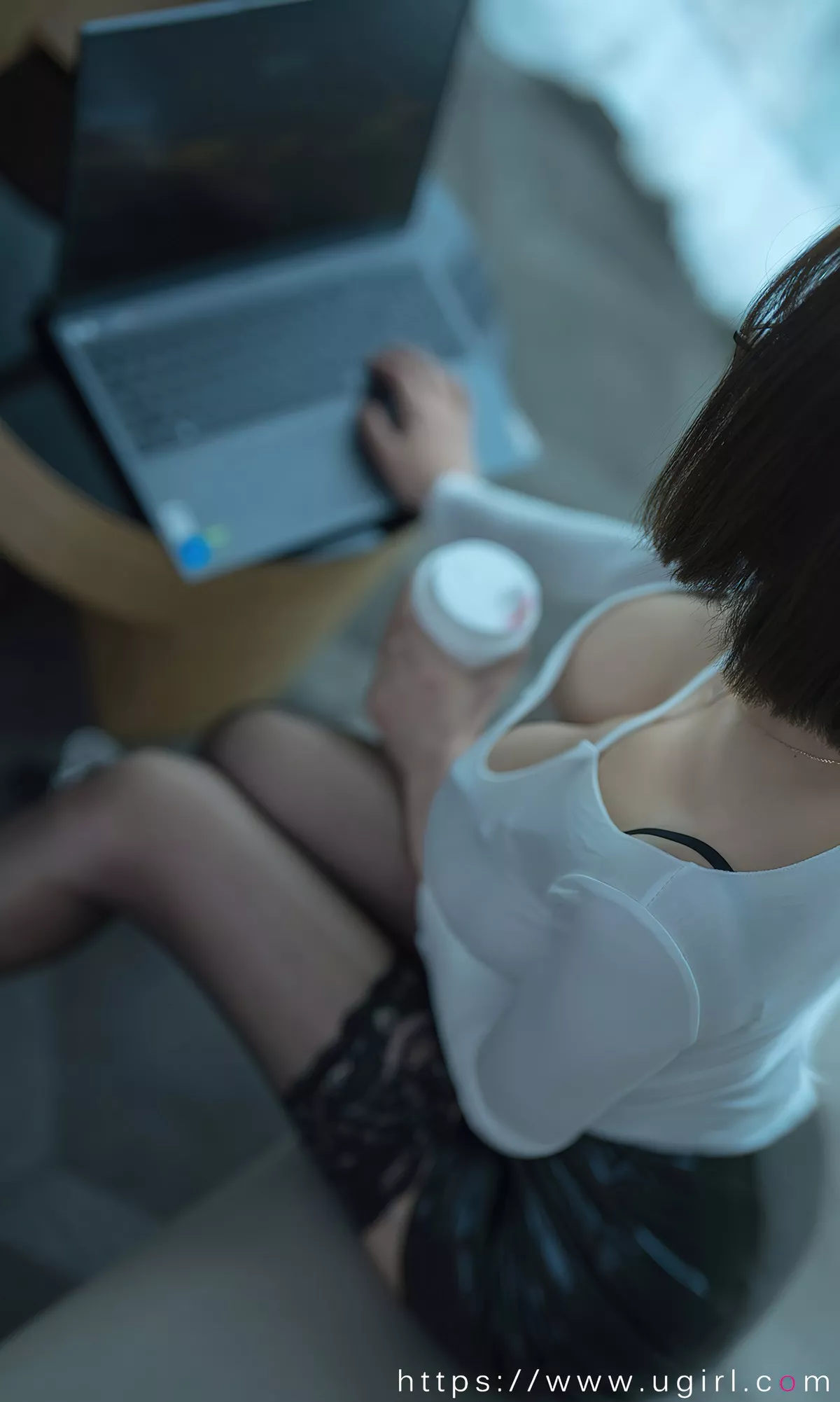 [Ugirls爱尤物]No.2389_模特果儿Victoria私房性感白T配黑短裙半脱露蕾丝内衣诱惑写真35P