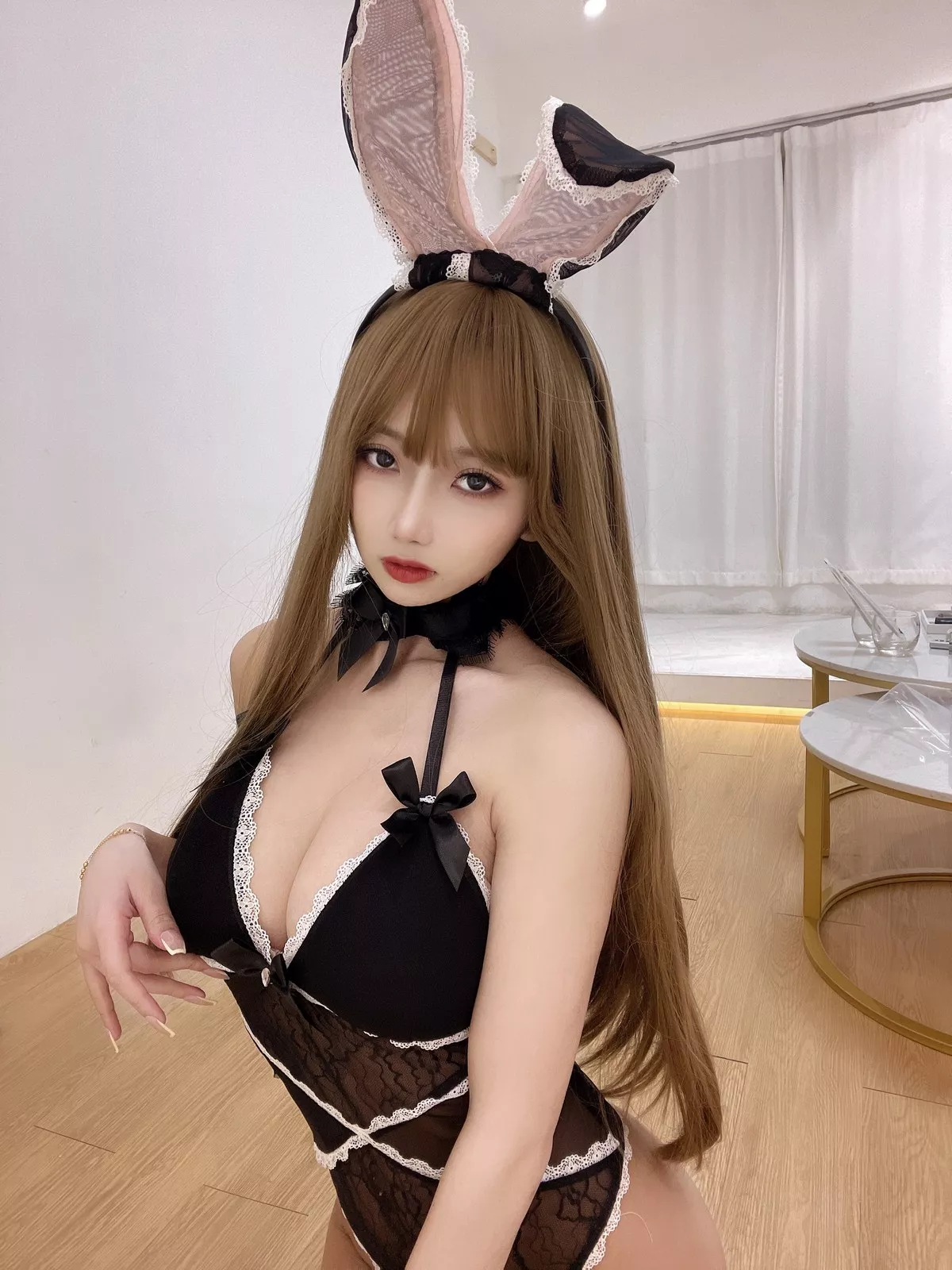 白嫩美少女鬼畜瑶在不在蕾丝兔女郎主题私房性感黑色低胸连体衣露豪乳诱惑写真50P
