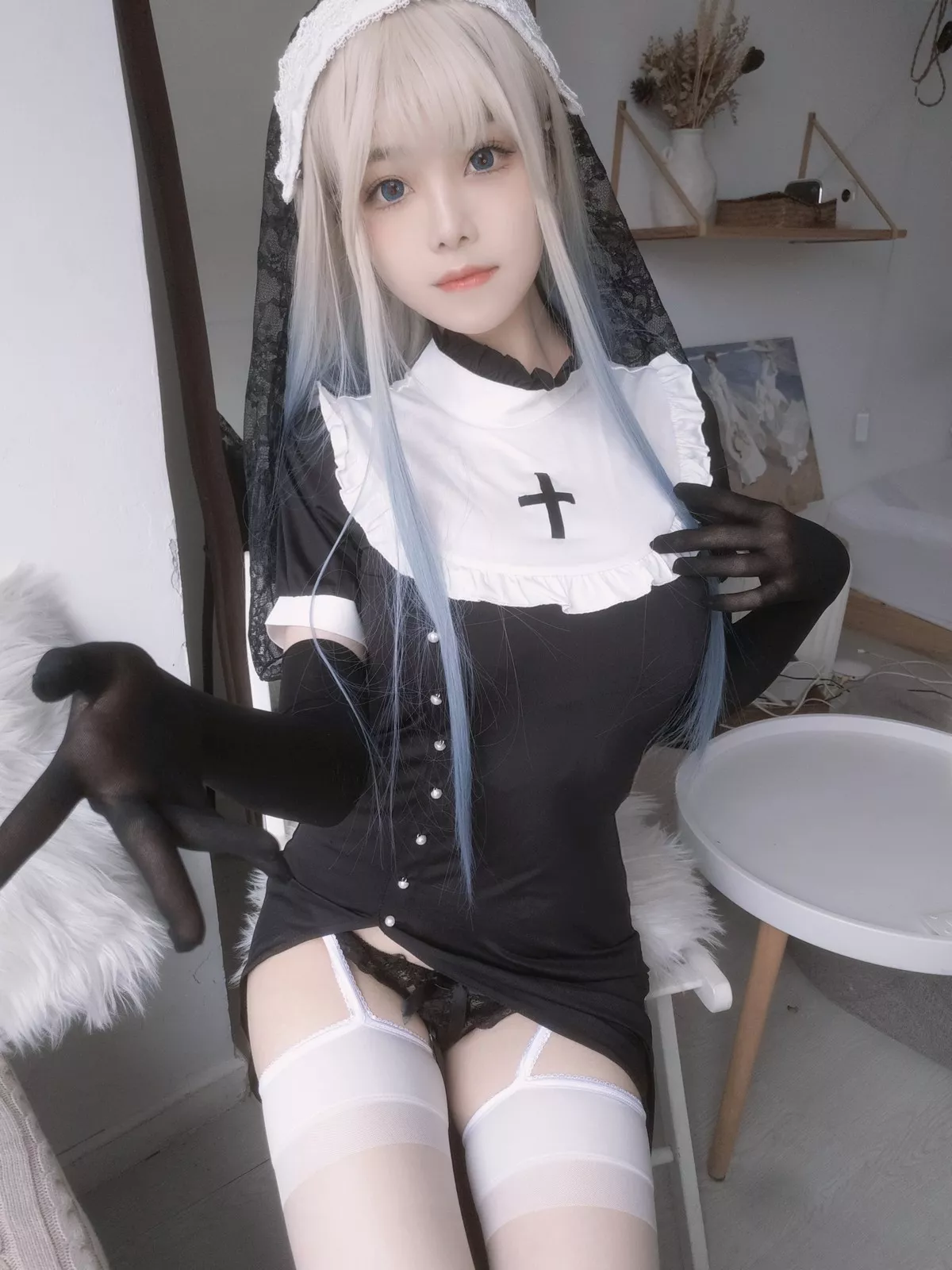 萌系小姐姐蜜汁猫裘修女自拍主题私房半撩露性感黑色蕾丝内衣配白丝吊袜诱惑写真35P