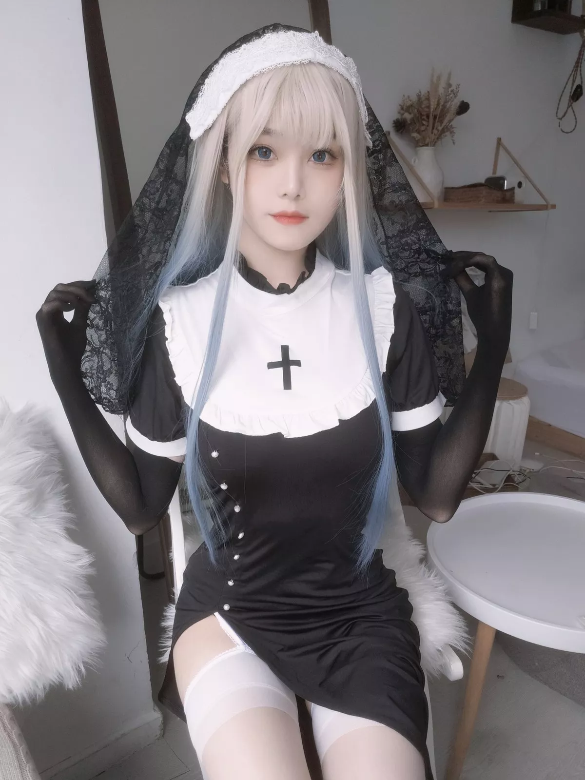 萌系小姐姐蜜汁猫裘修女自拍主题私房半撩露性感黑色蕾丝内衣配白丝吊袜诱惑写真35P
