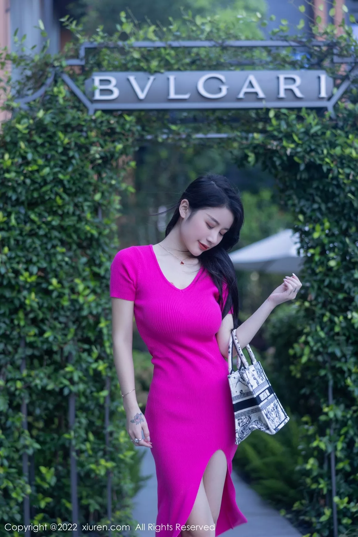 XiuRen第5582期_模特美七Mia西双版纳旅拍性感粉红连衣长裙秀惹火身材诱惑写真81P