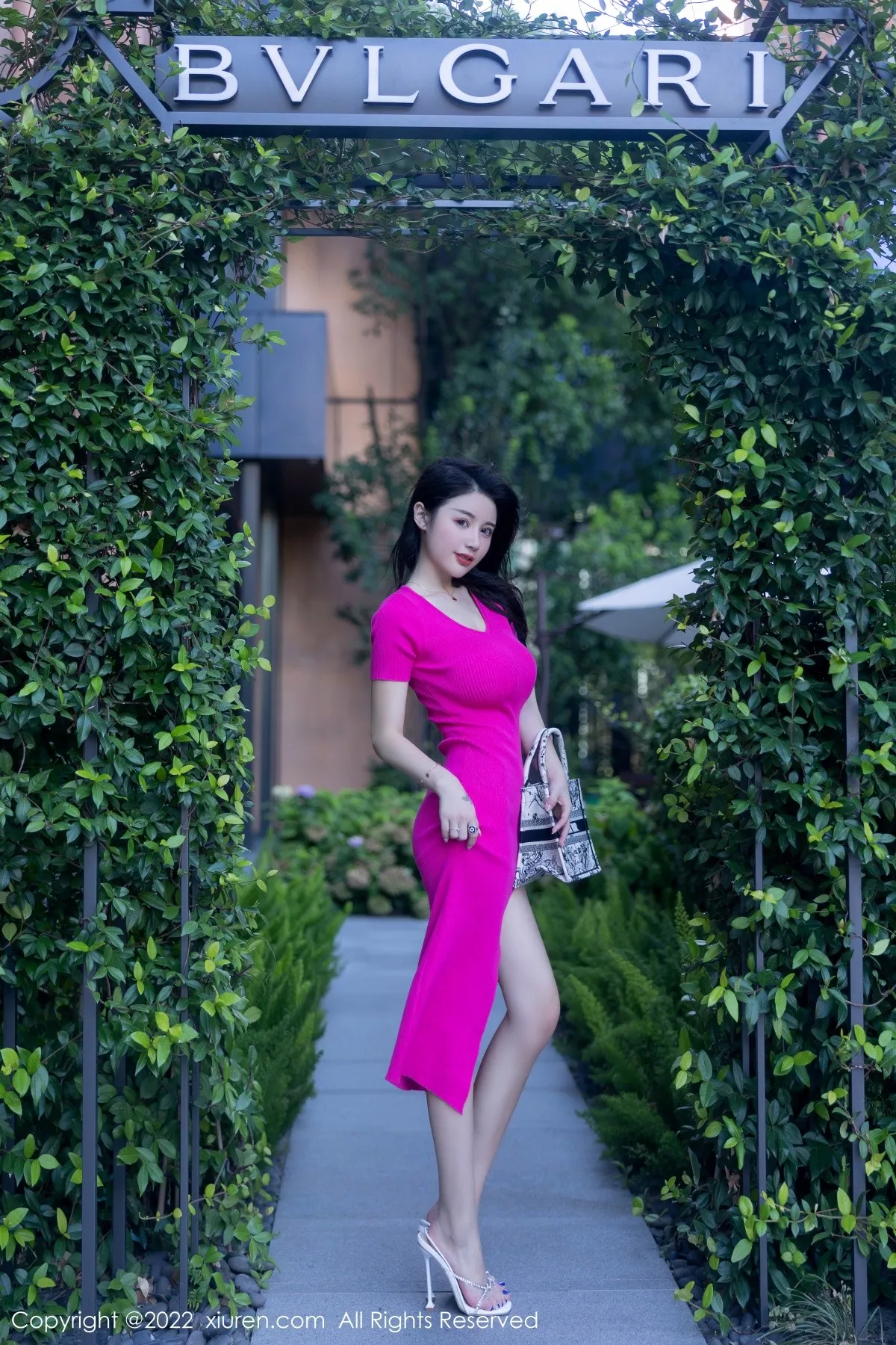 XiuRen第5582期_模特美七Mia西双版纳旅拍性感粉红连衣长裙秀惹火身材诱惑写真81P