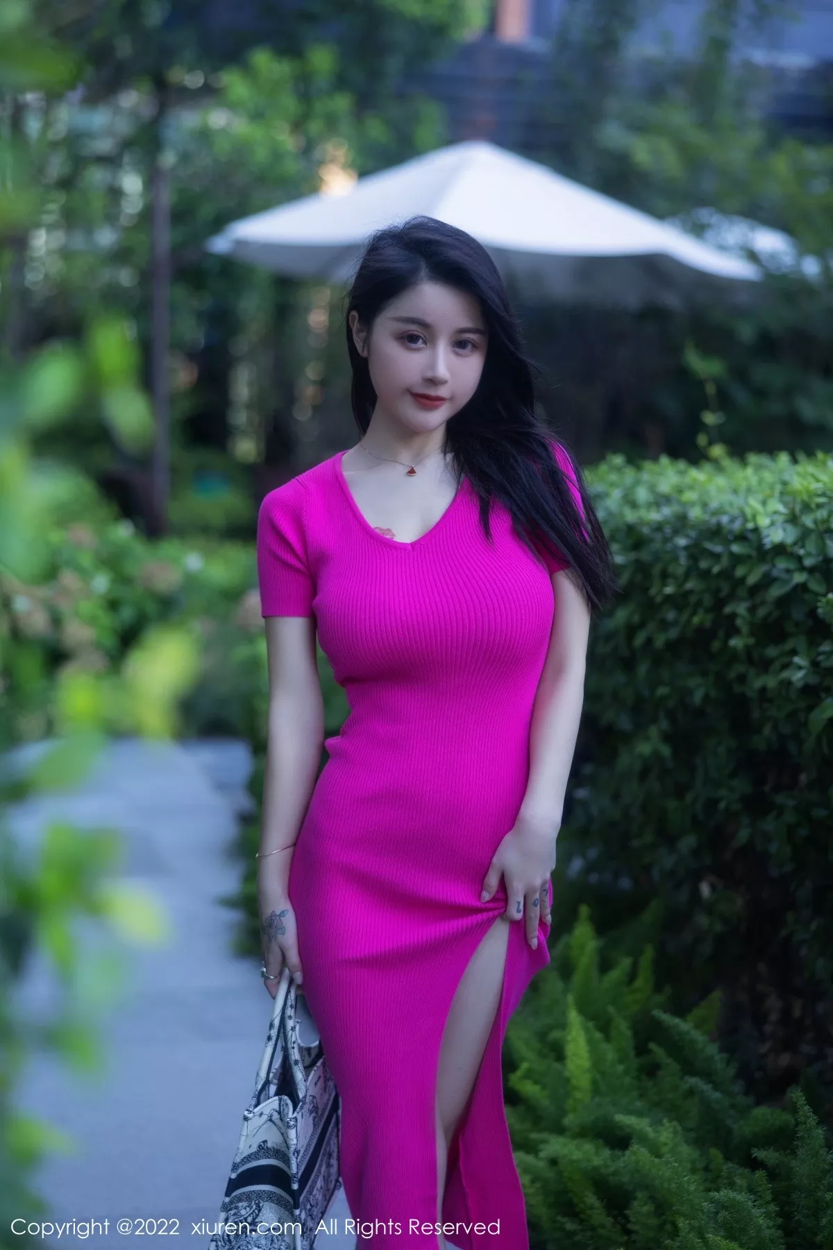 XiuRen第5582期_模特美七Mia西双版纳旅拍性感粉红连衣长裙秀惹火身材诱惑写真81P