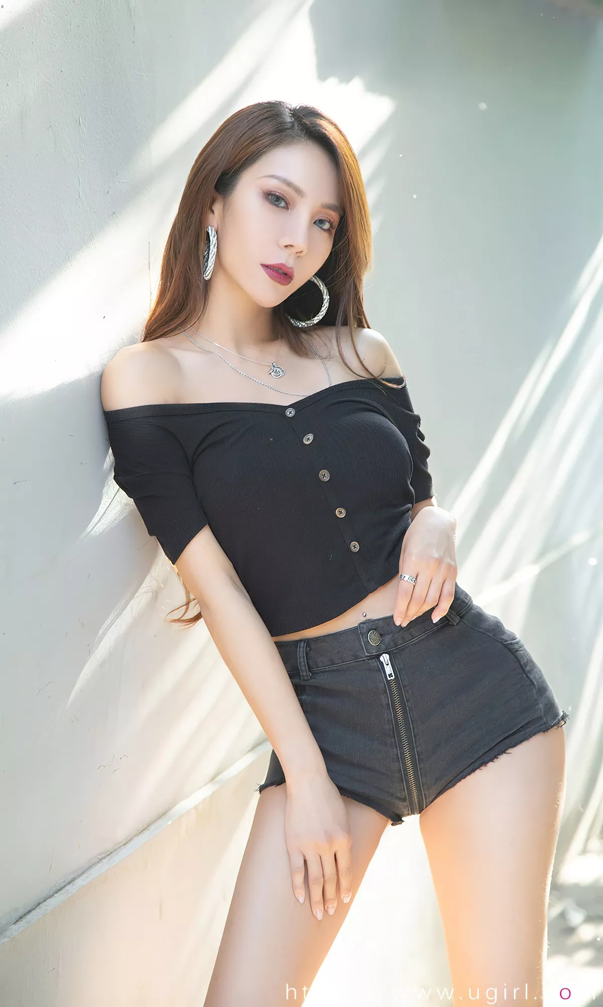 [Ugirls爱尤物]No.2393_模特Juicy xiaoxiao性感黑色露肩服饰配牛仔短裤秀美腿诱惑写真35P