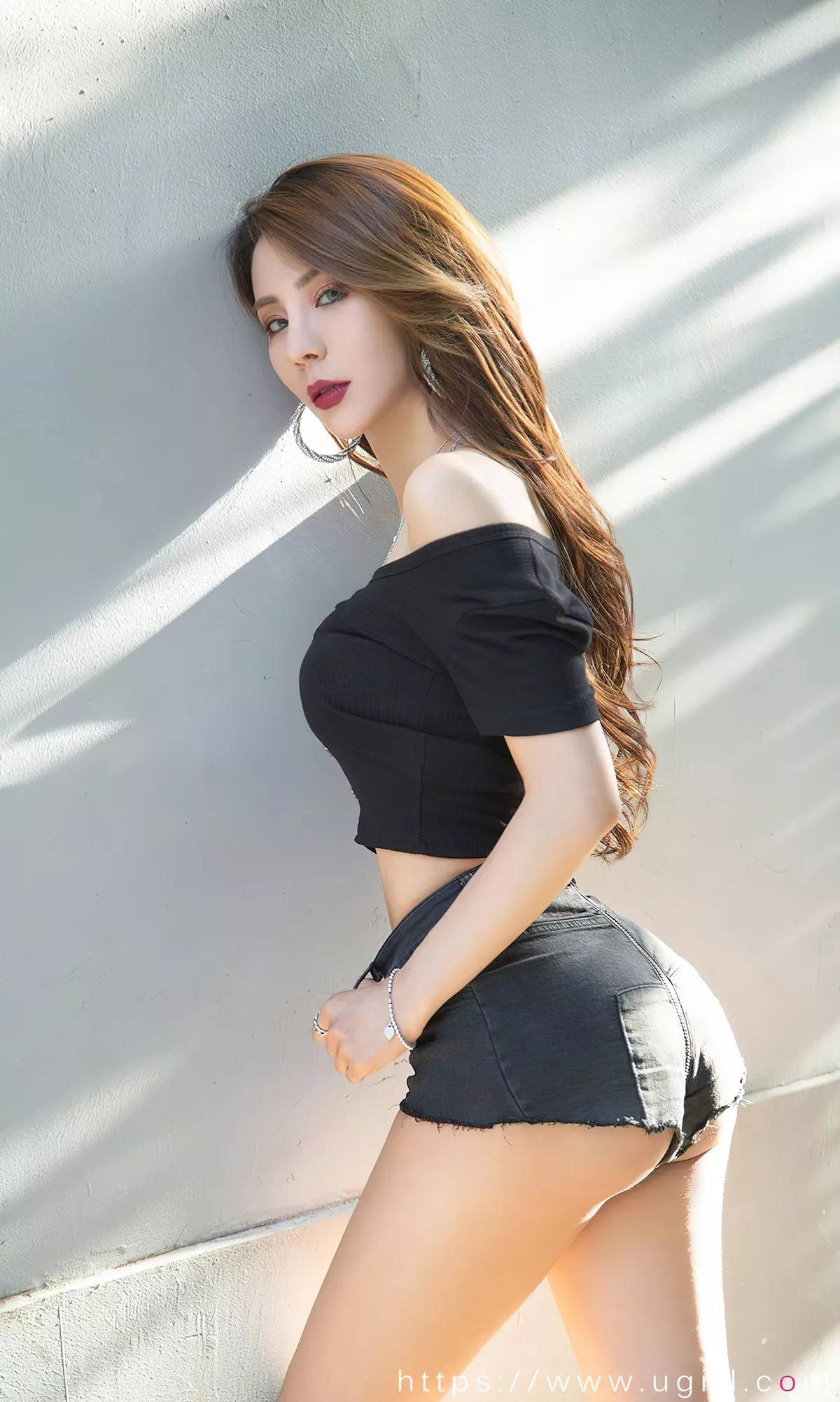 [Ugirls爱尤物]No.2393_模特Juicy xiaoxiao性感黑色露肩服饰配牛仔短裤秀美腿诱惑写真35P
