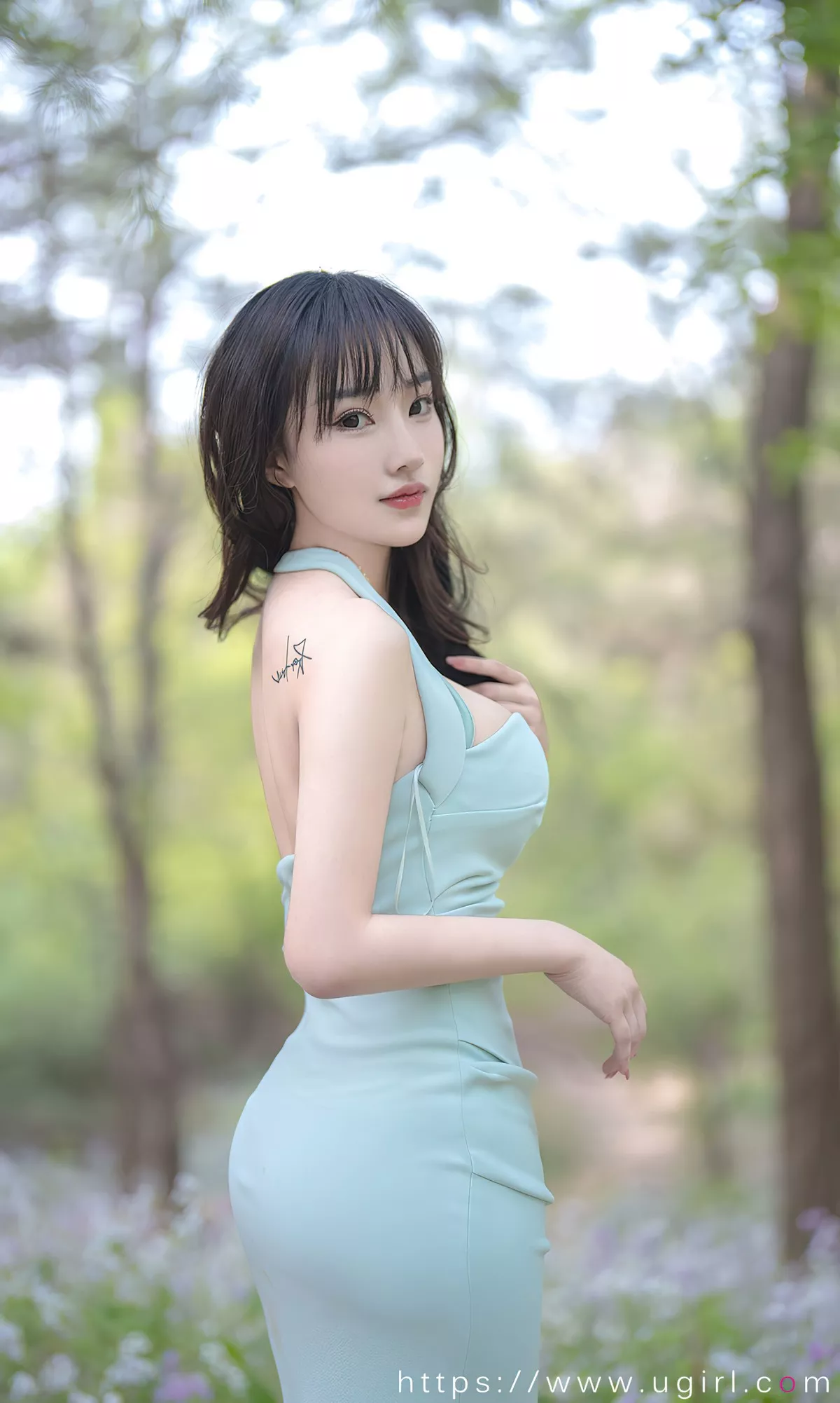 [Ugirls爱尤物]No.2392_模特西门小玉户外花丛中性感低胸连身裙秀完美身材诱惑写真35P