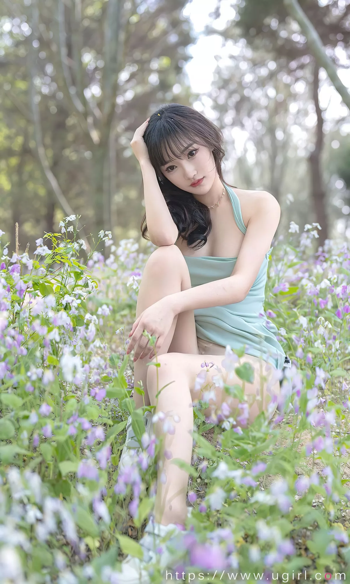 [Ugirls爱尤物]No.2392_模特西门小玉户外花丛中性感低胸连身裙秀完美身材诱惑写真35P