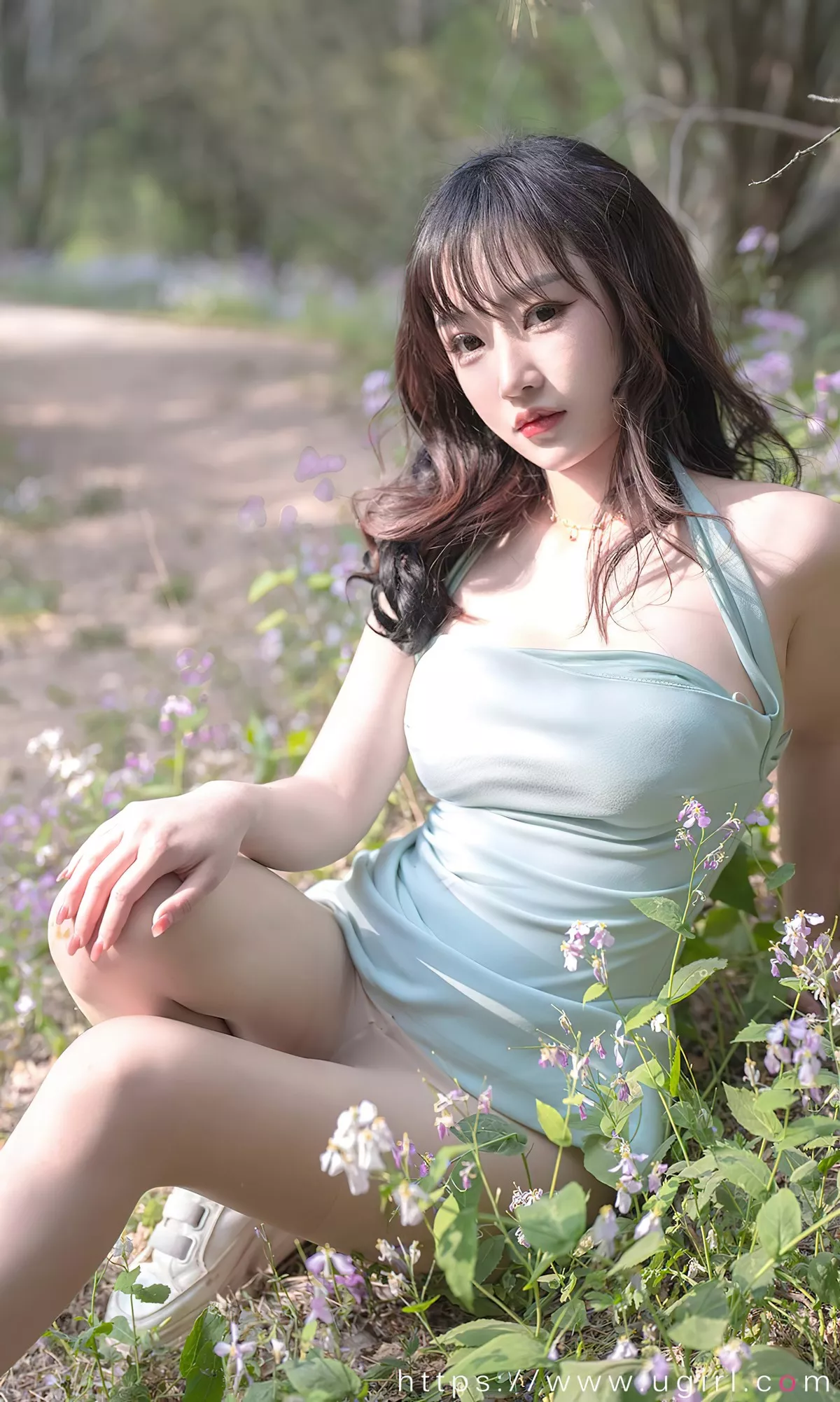 [Ugirls爱尤物]No.2392_模特西门小玉户外花丛中性感低胸连身裙秀完美身材诱惑写真35P