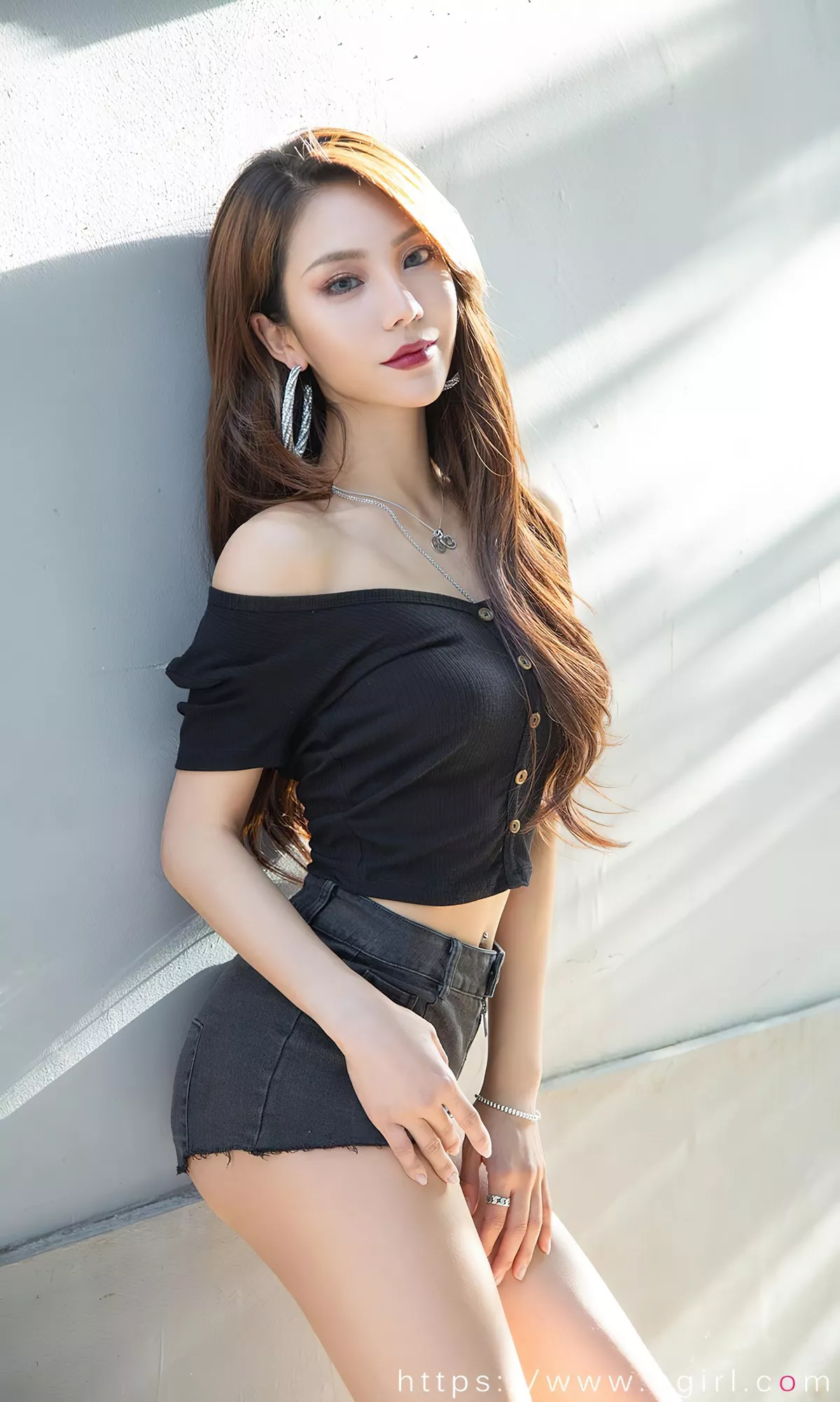 [Ugirls爱尤物]No.2393_模特Juicy xiaoxiao性感黑色露肩服饰配牛仔短裤秀美腿诱惑写真35P