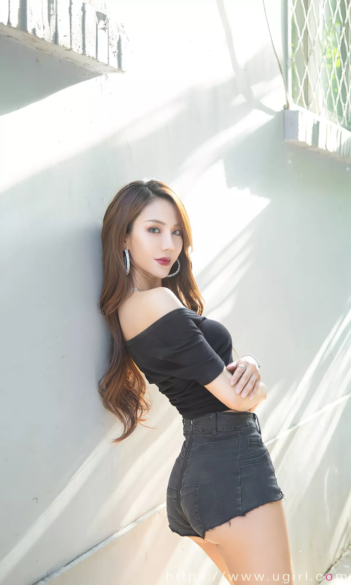 [Ugirls爱尤物]No.2393_模特Juicy xiaoxiao性感黑色露肩服饰配牛仔短裤秀美腿诱惑写真35P