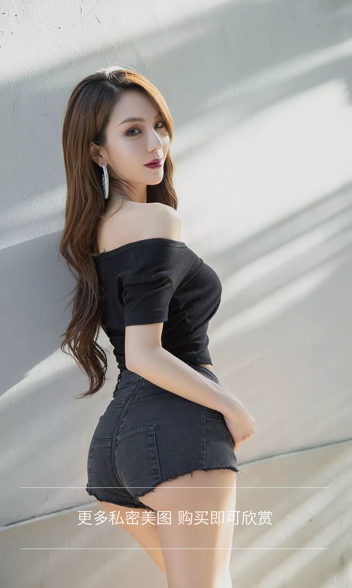 [Ugirls爱尤物]No.2393_模特Juicy xiaoxiao性感黑色露肩服饰配牛仔短裤秀美腿诱惑写真35P