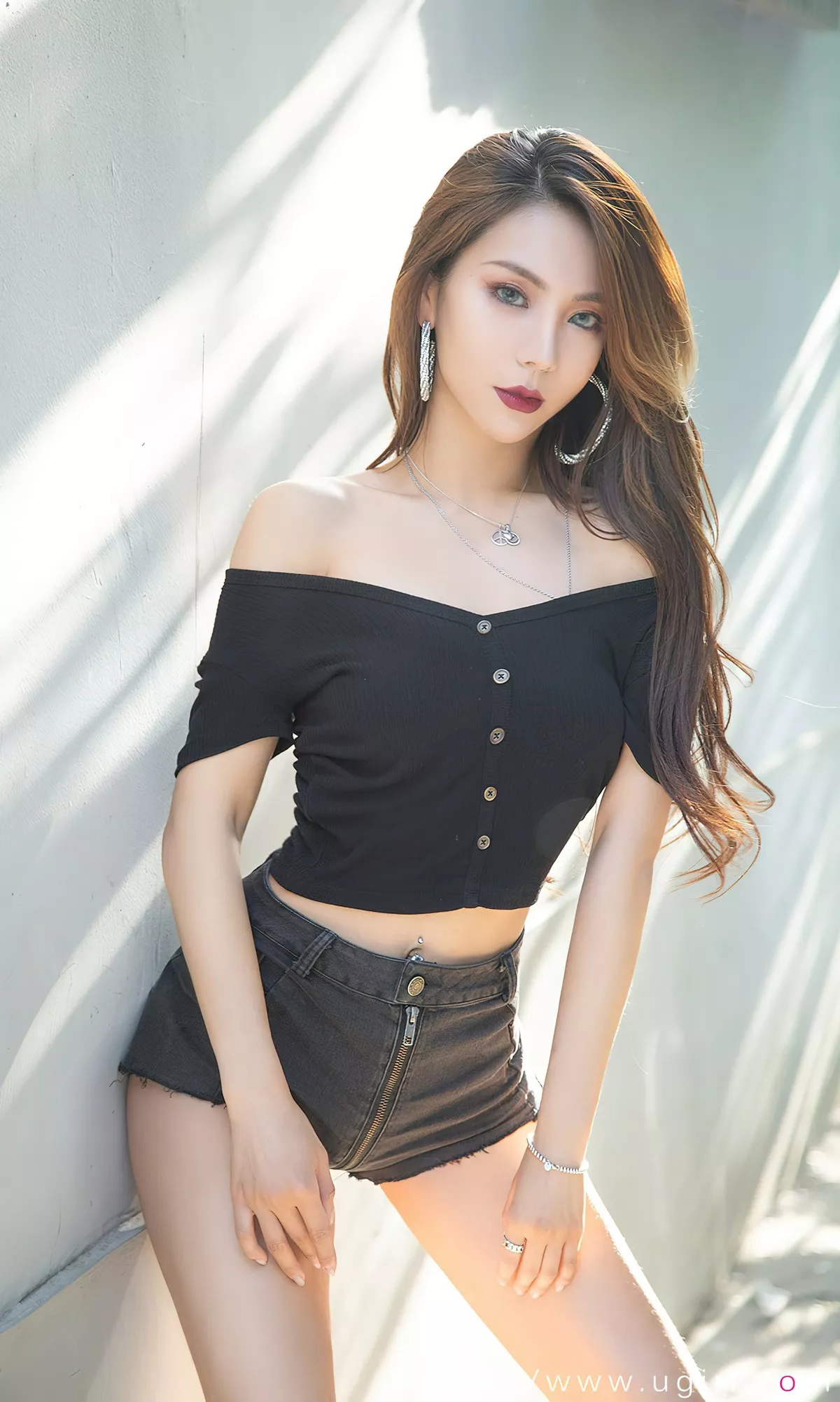 [Ugirls爱尤物]No.2393_模特Juicy xiaoxiao性感黑色露肩服饰配牛仔短裤秀美腿诱惑写真35P