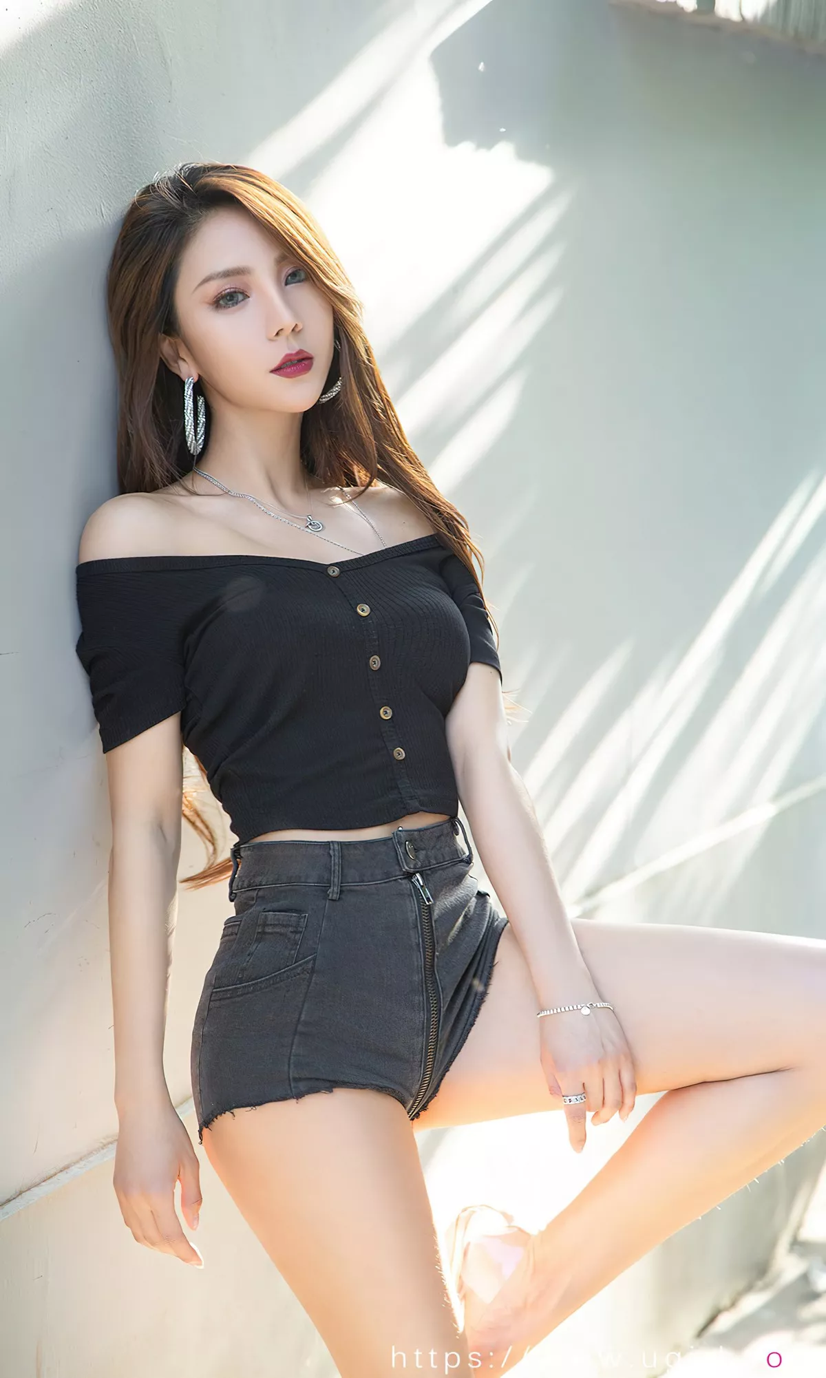 [Ugirls爱尤物]No.2393_模特Juicy xiaoxiao性感黑色露肩服饰配牛仔短裤秀美腿诱惑写真35P