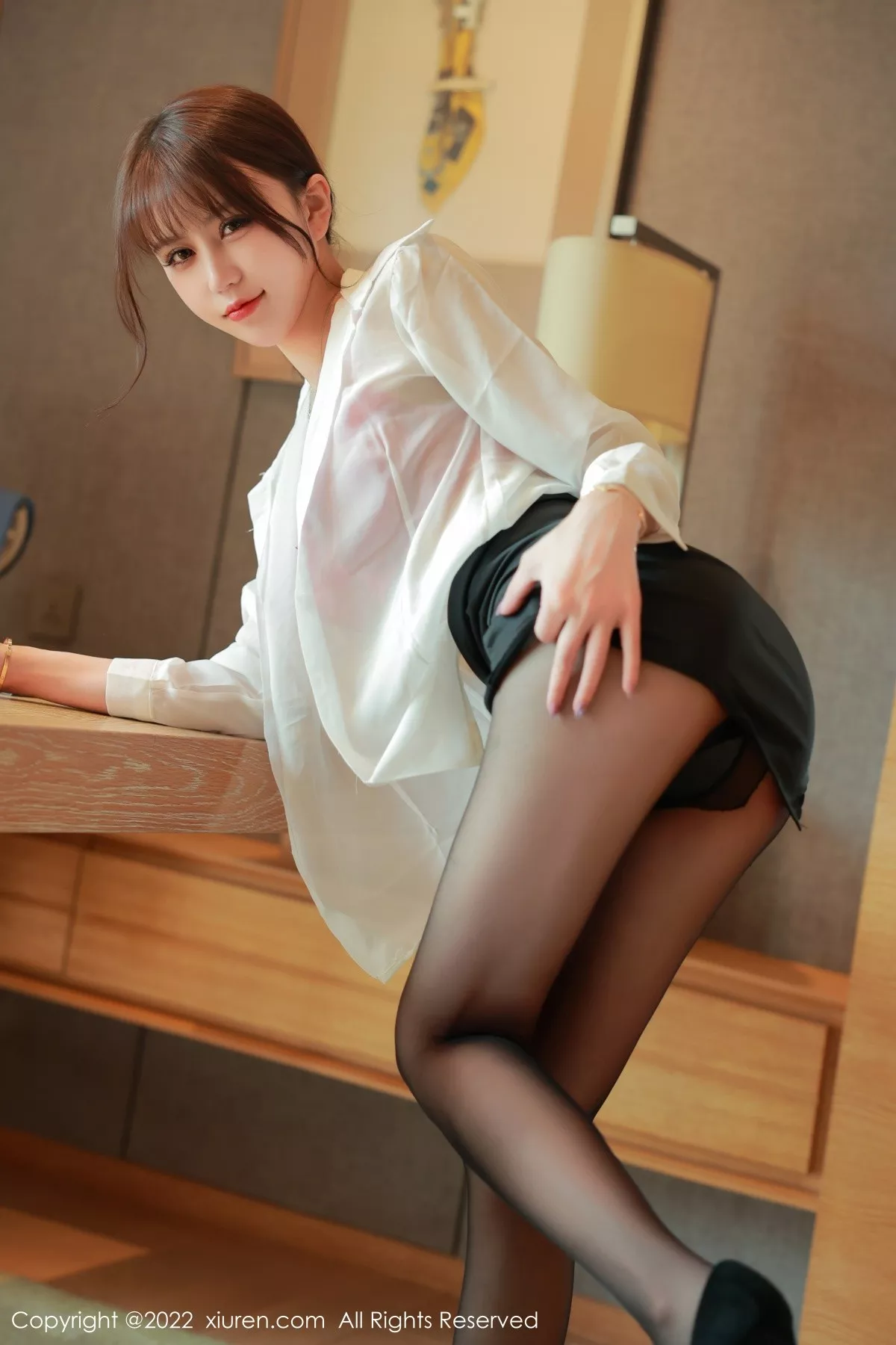 XiuRen第5607期_模特tina_甜仔香格里拉旅拍性感白T配黑短裙露蕾丝内衣诱惑写真52P