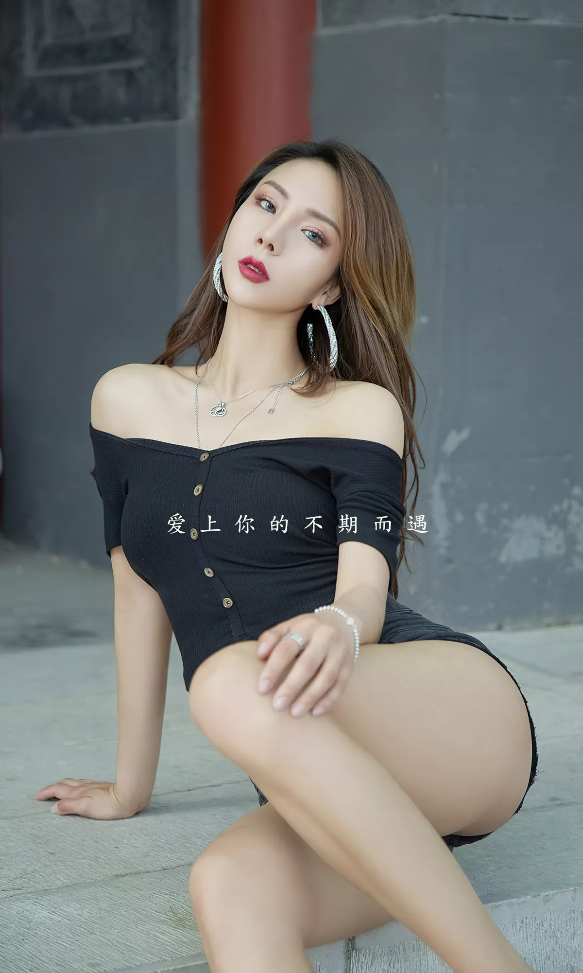 [Ugirls爱尤物]No.2393_模特Juicy xiaoxiao性感黑色露肩服饰配牛仔短裤秀美腿诱惑写真35P