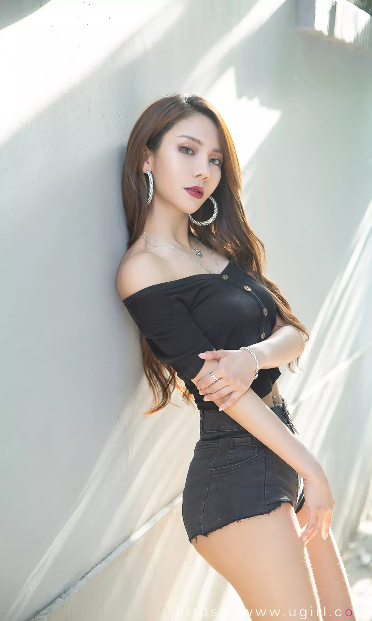 [Ugirls爱尤物]No.2393_模特Juicy xiaoxiao性感黑色露肩服饰配牛仔短裤秀美腿诱惑写真35P